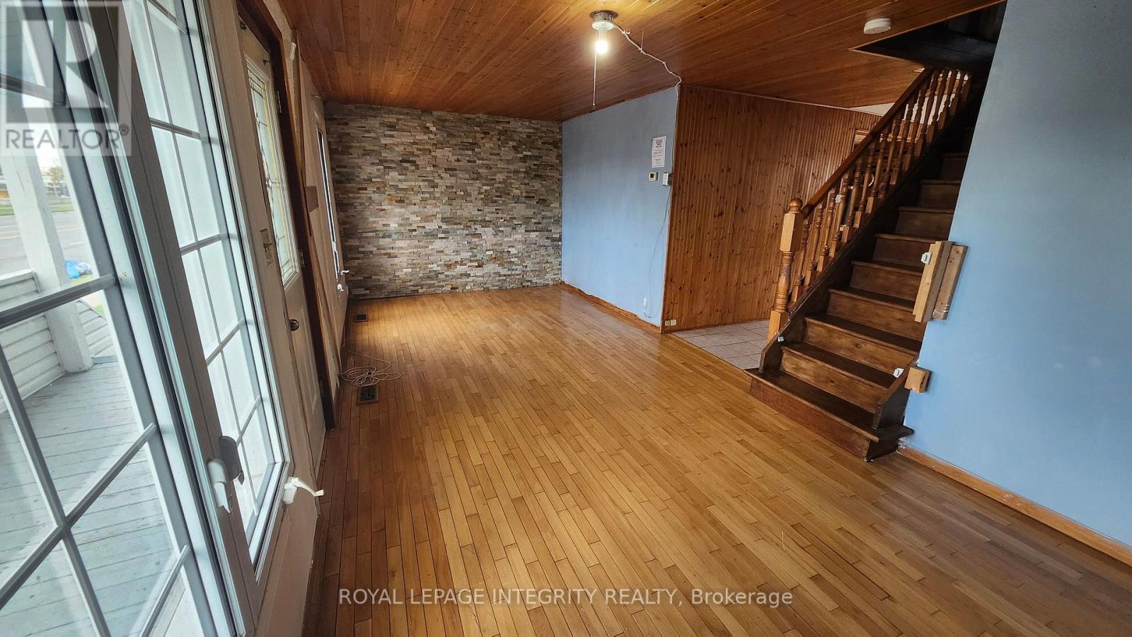 360 9TH STREET W - 9