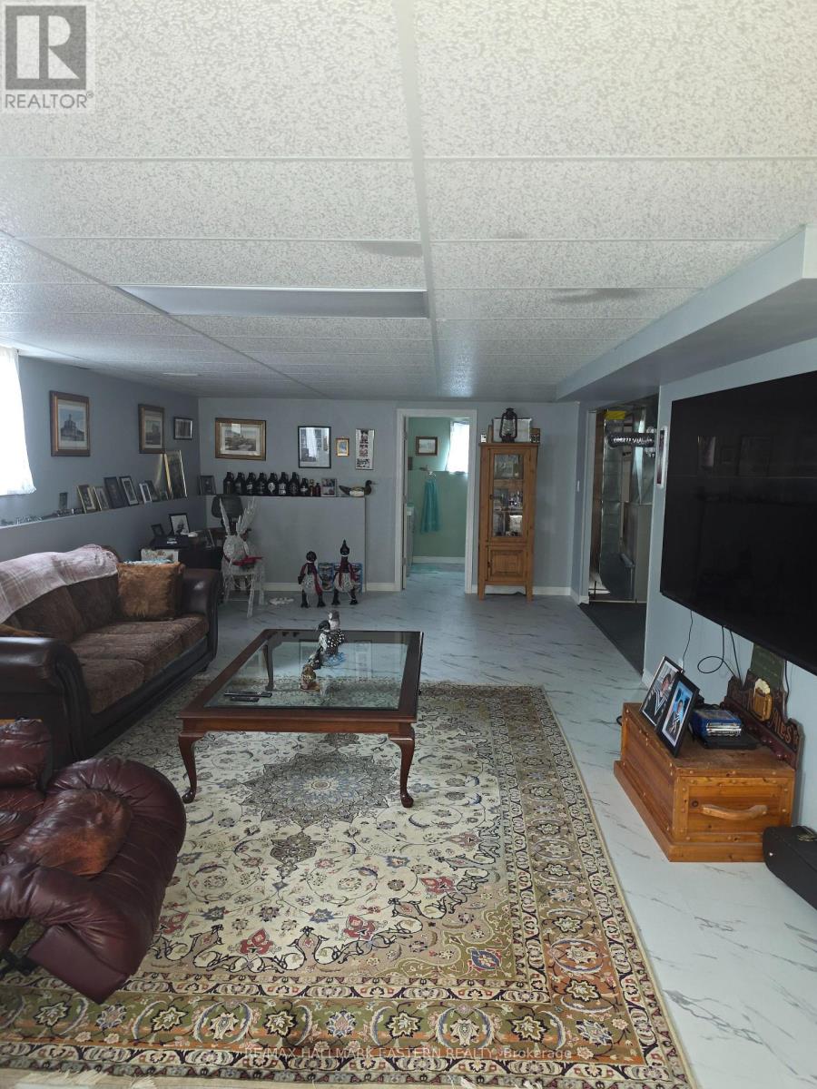 990 SILVERDALE ROAD - 17