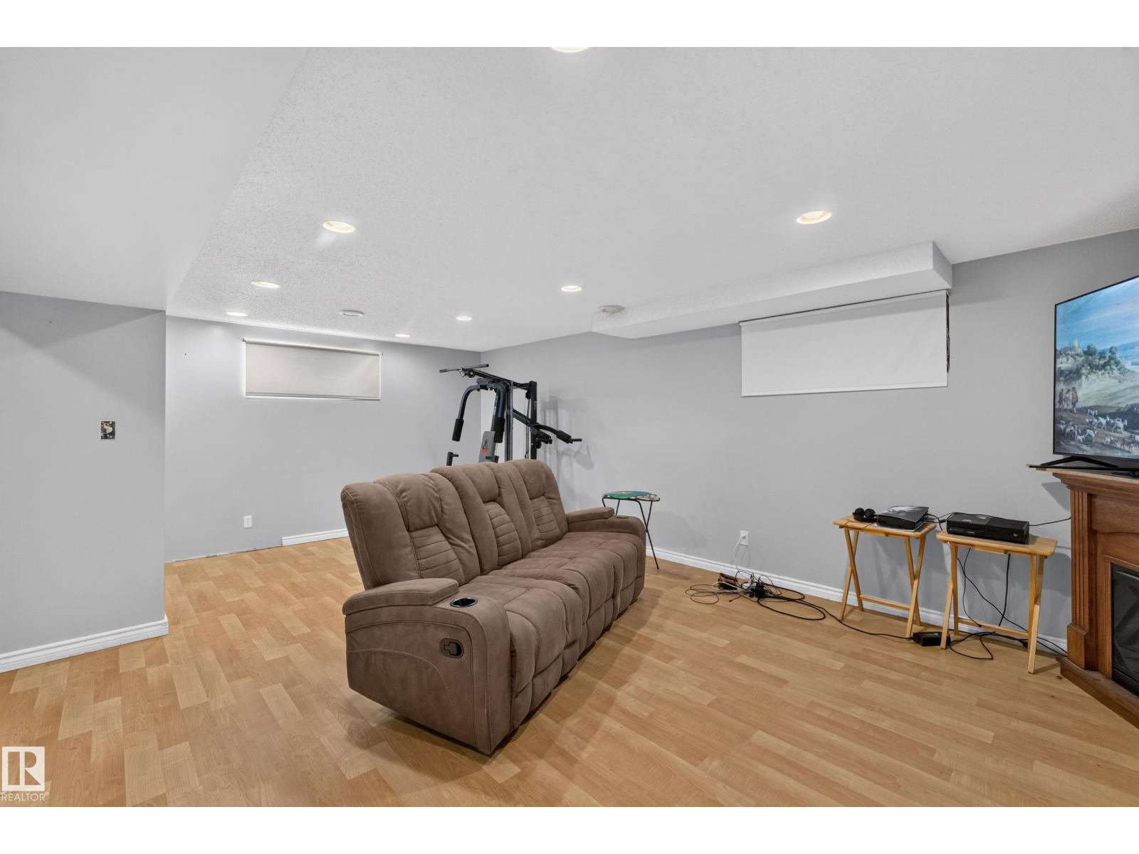 2327 37B AV NW - 45
