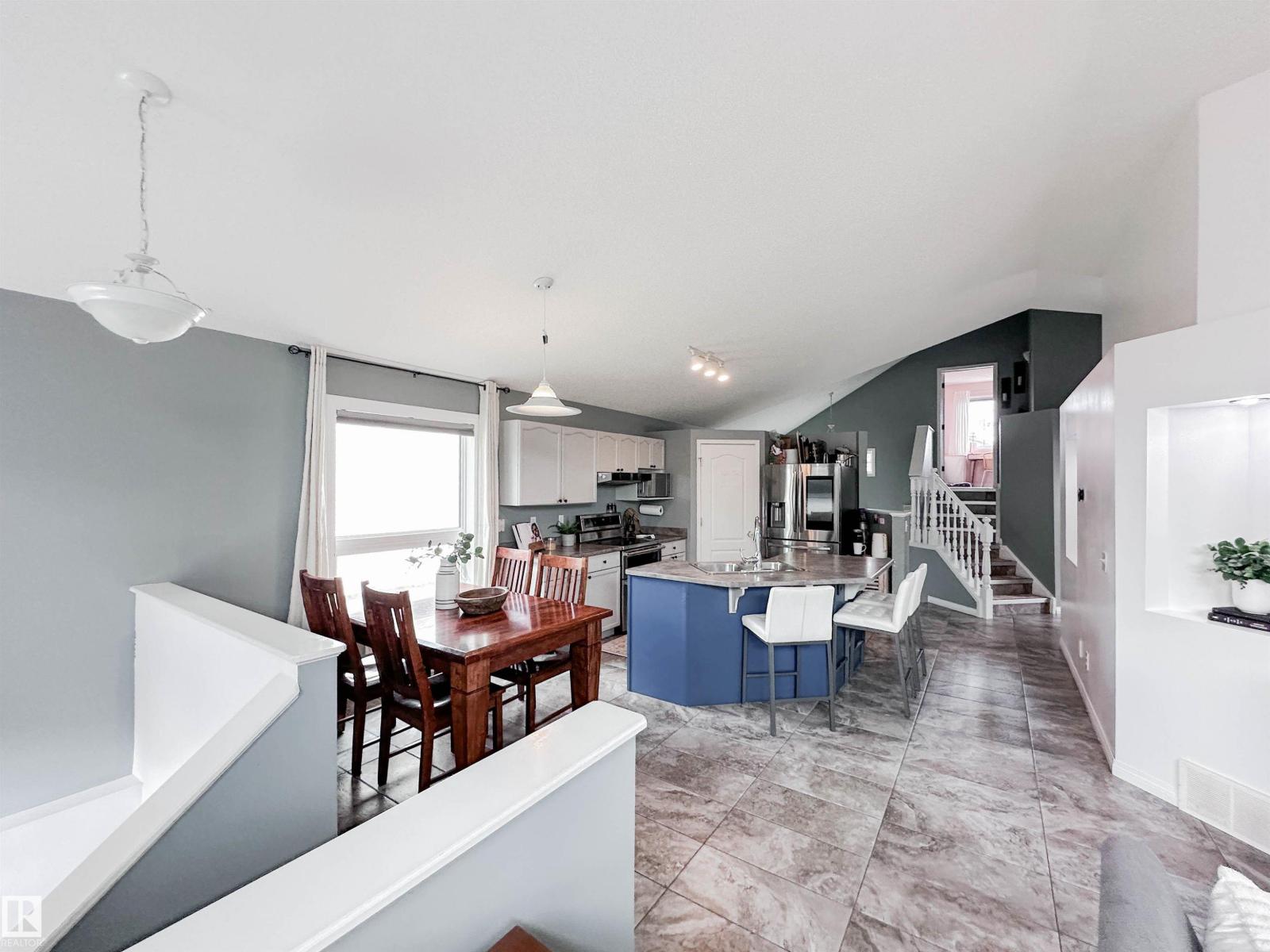 73 NEWMARKET WY - 14