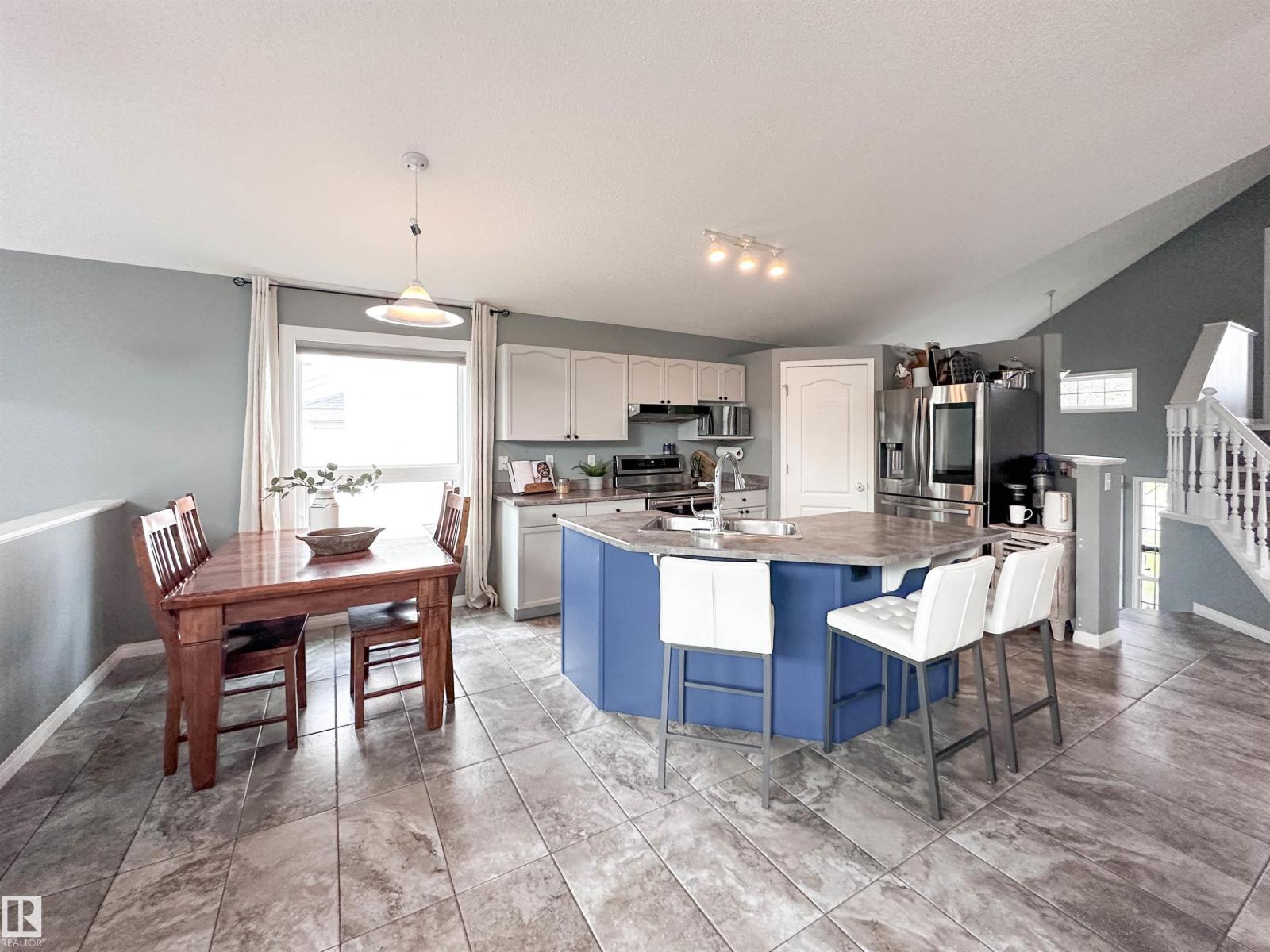 73 NEWMARKET WY - 15