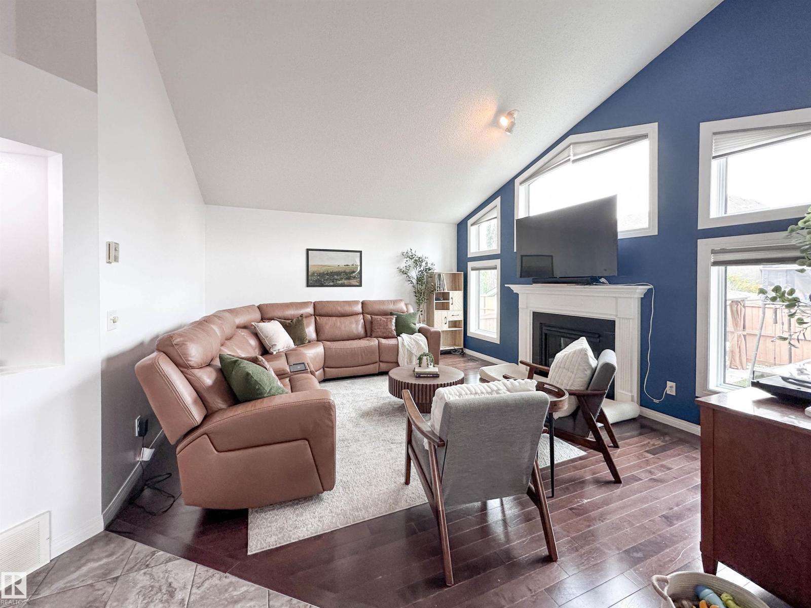 73 NEWMARKET WY - 18
