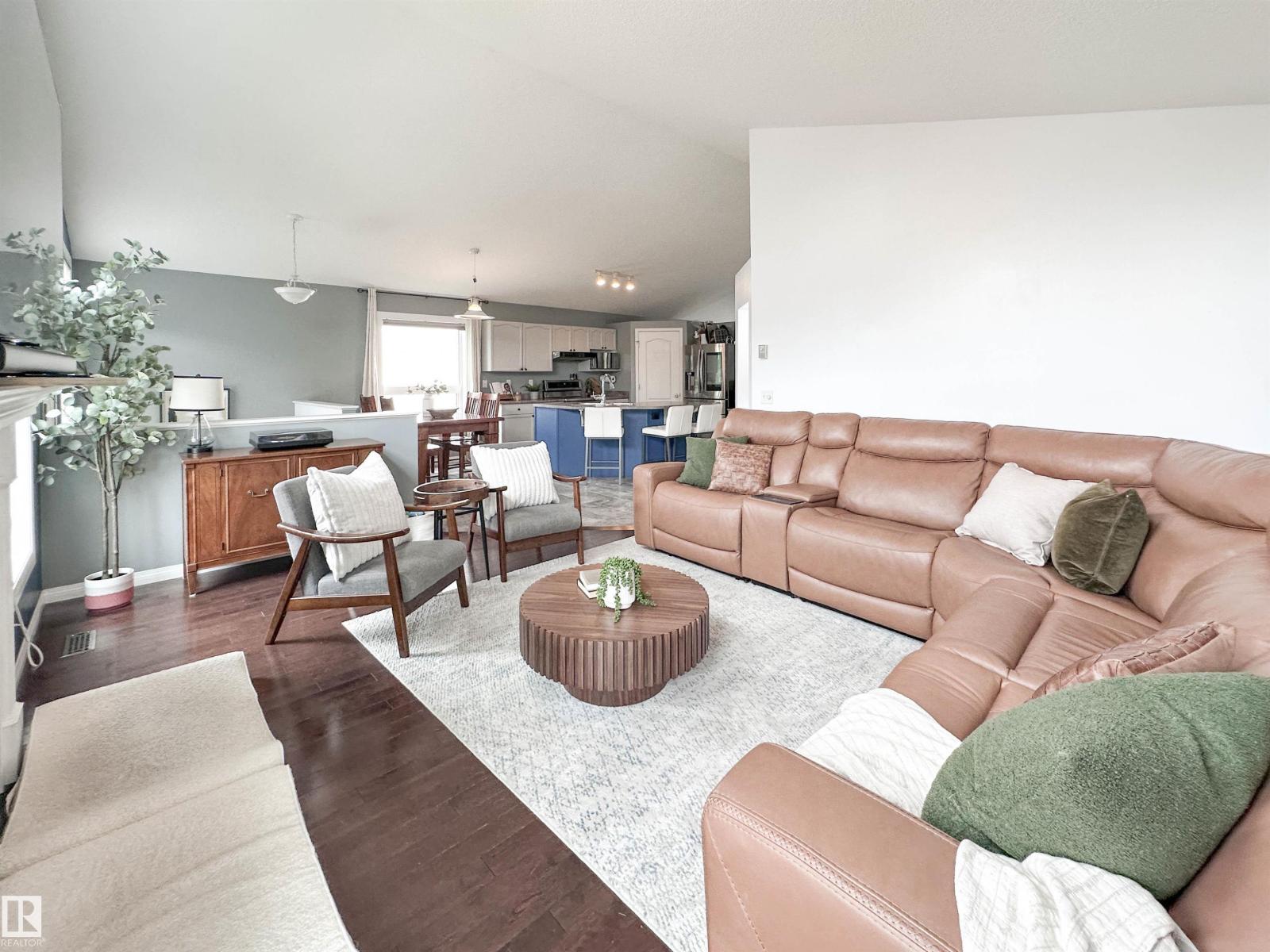 73 NEWMARKET WY - 22