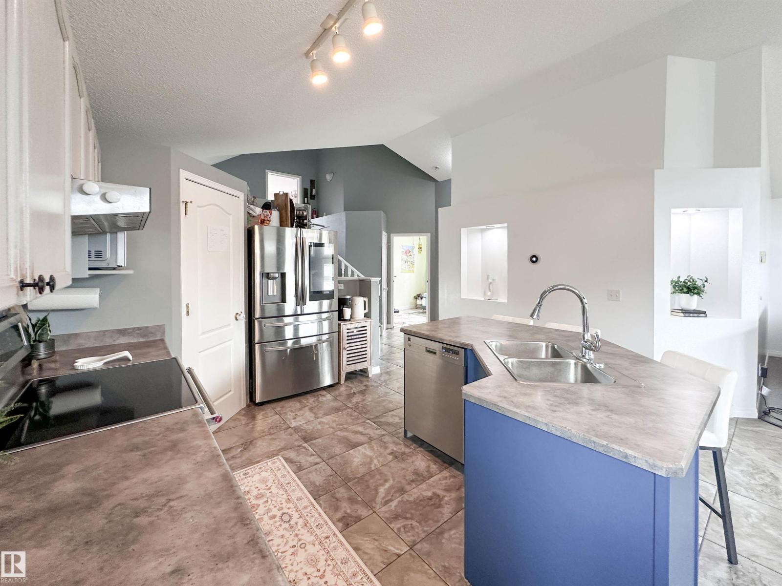 73 NEWMARKET WY - 11