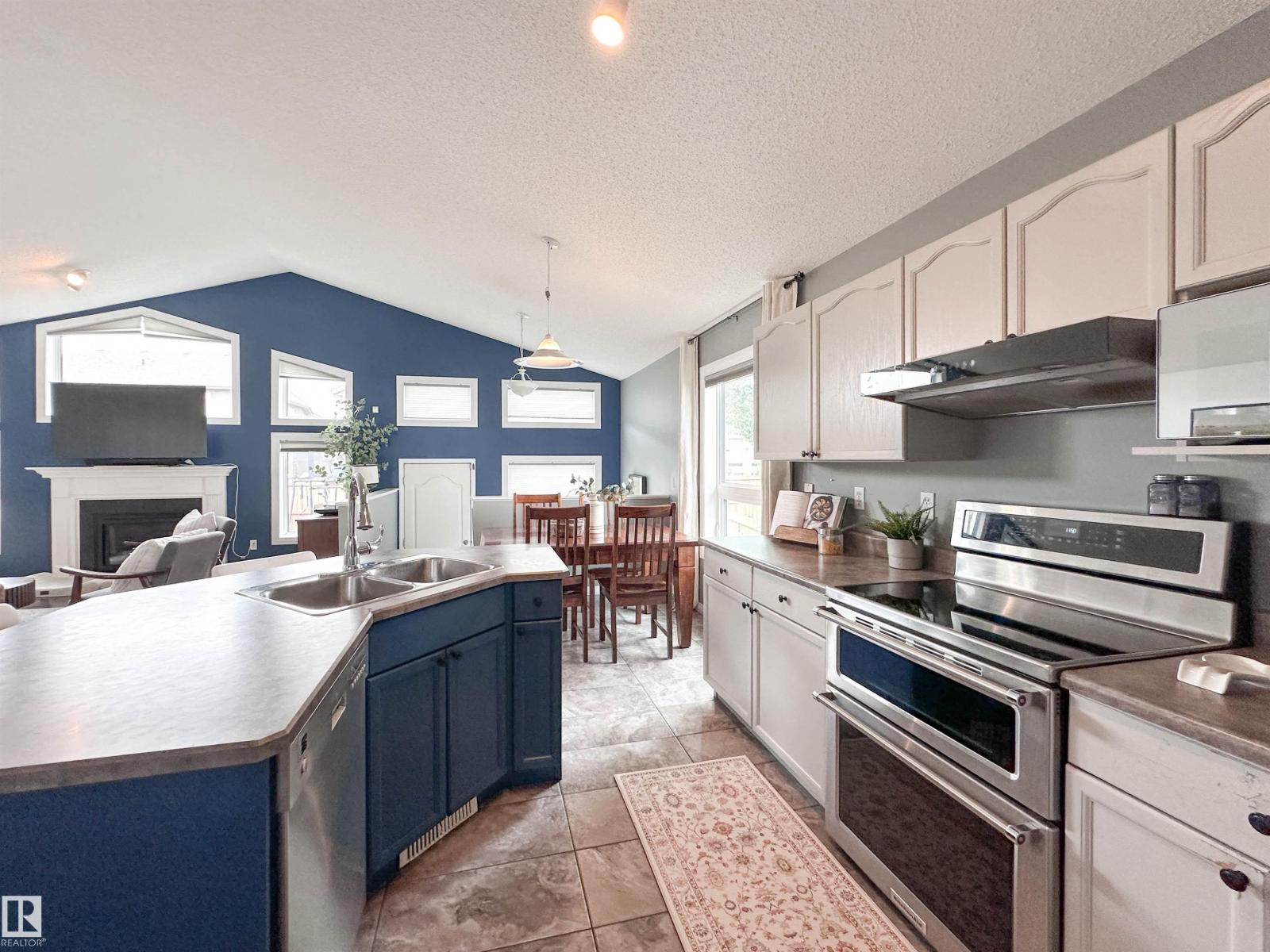73 NEWMARKET WY - 13