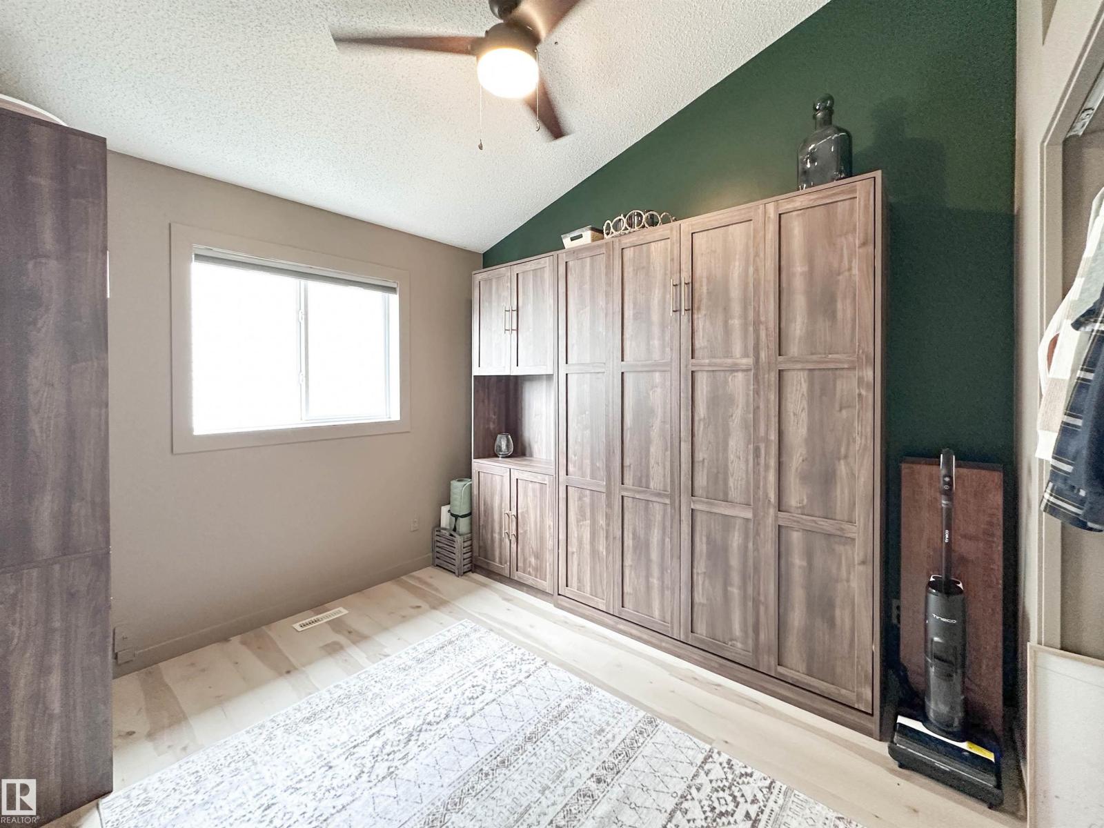 73 NEWMARKET WY - 27
