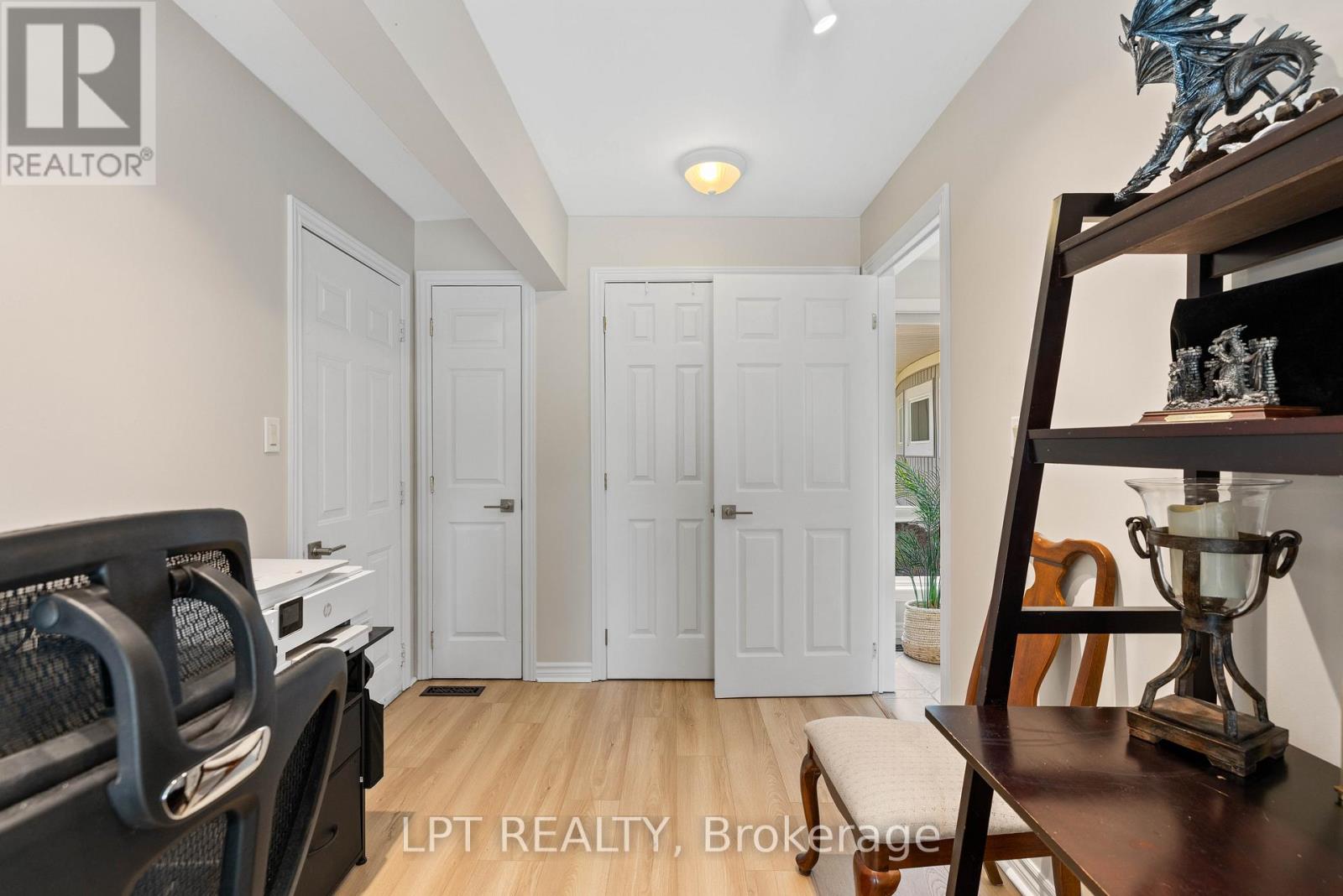 204 THE QUEENSWAY S - 18