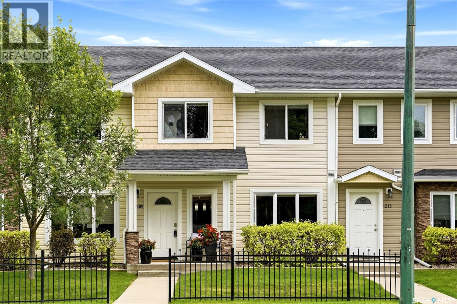 #1209 Grey STREET - 34
