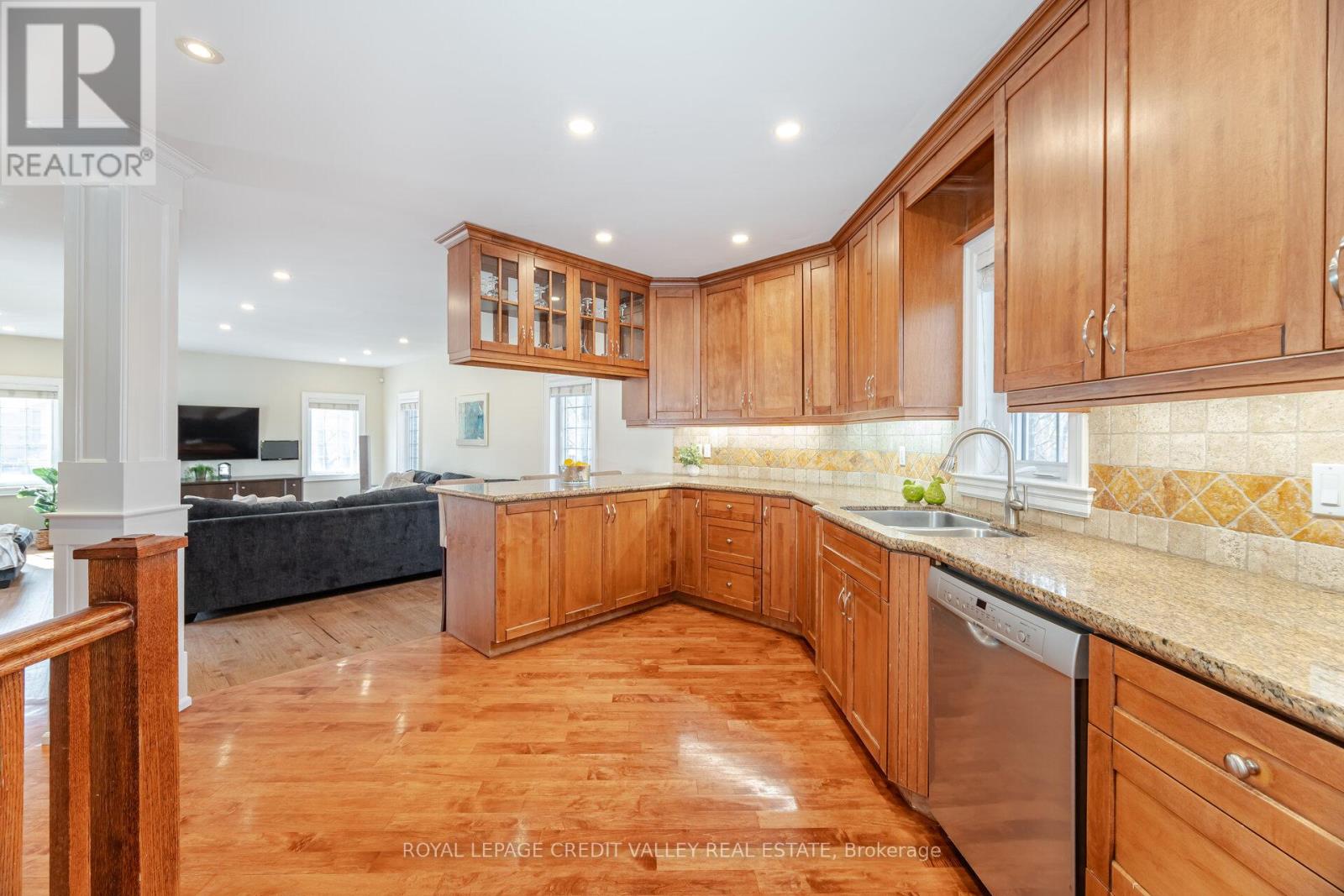 20 FLEMING AVENUE - 12