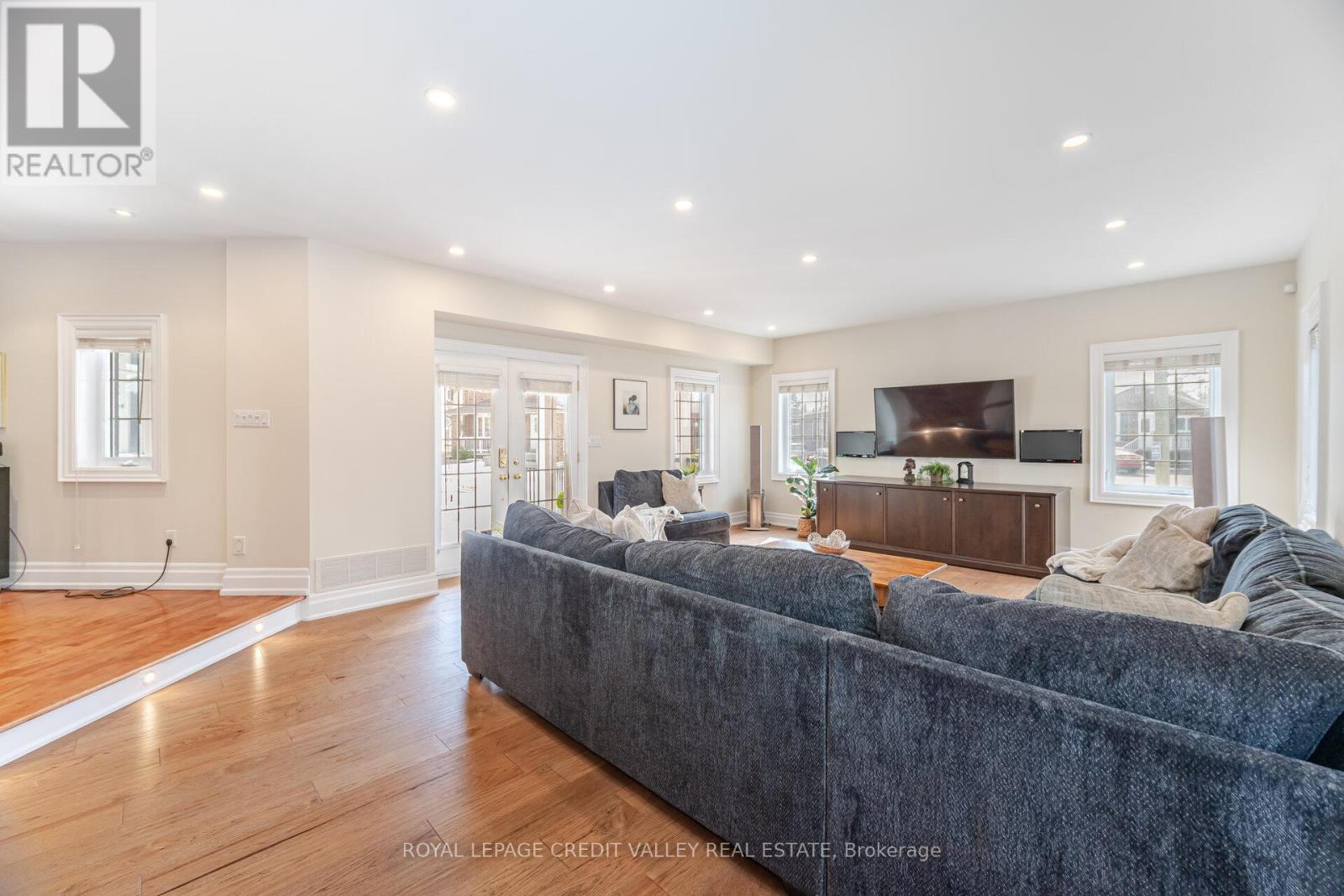 20 FLEMING AVENUE - 18