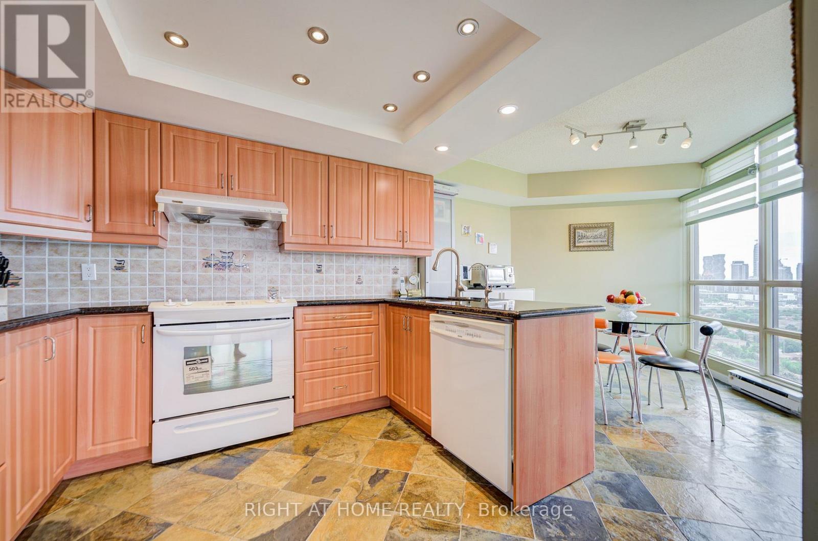 #2105 45 KINGSBRIDGE GARDEN CIRCLE - 16