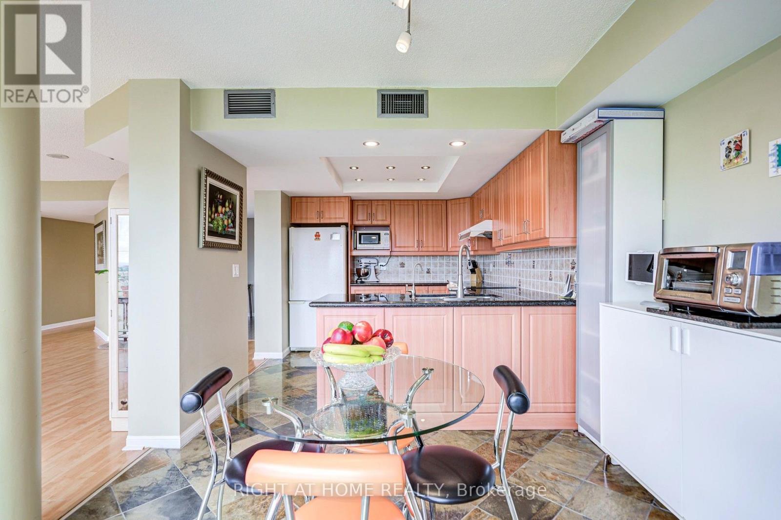 #2105 45 KINGSBRIDGE GARDEN CIRCLE - 17