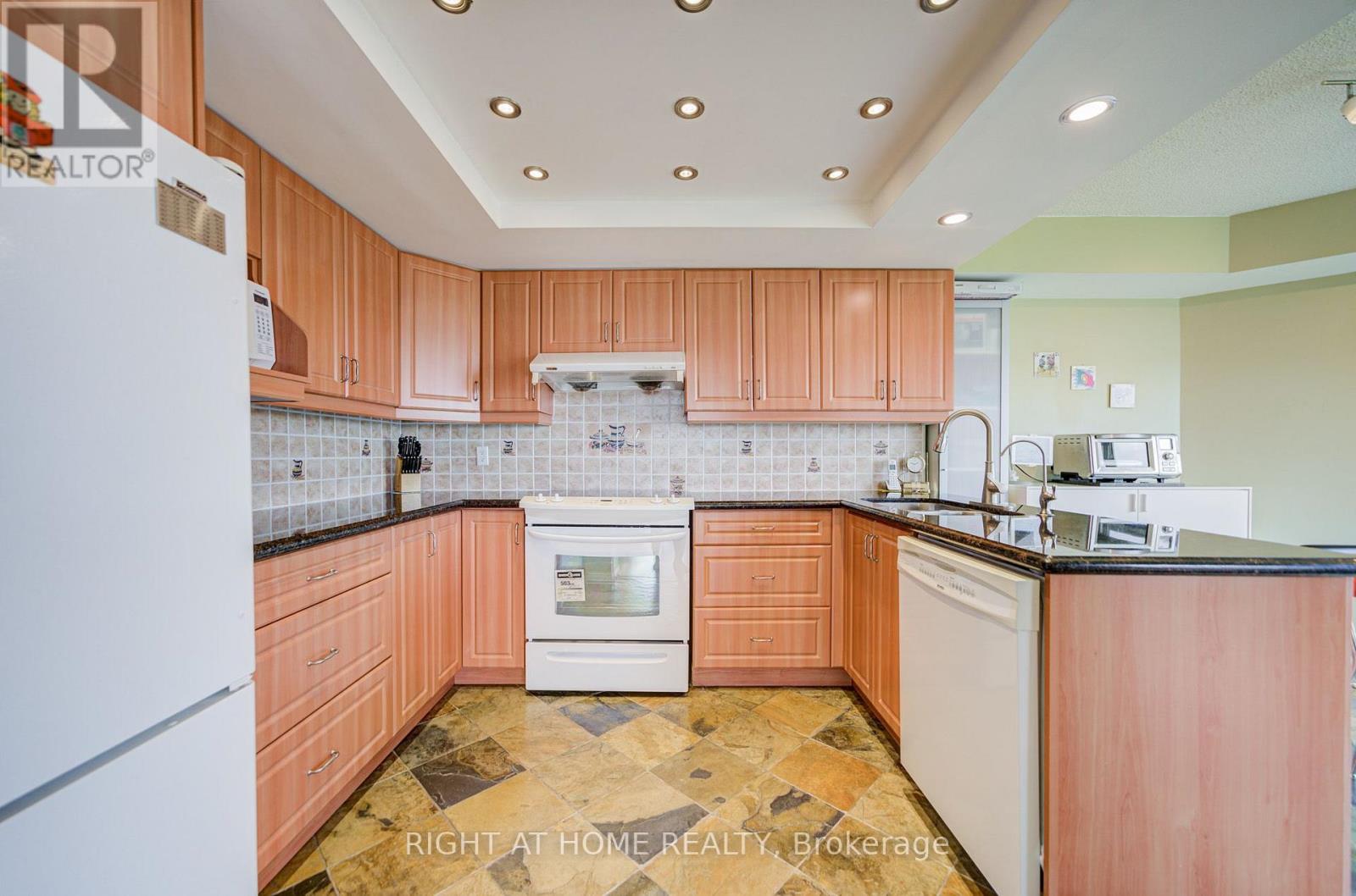 #2105 45 KINGSBRIDGE GARDEN CIRCLE - 18