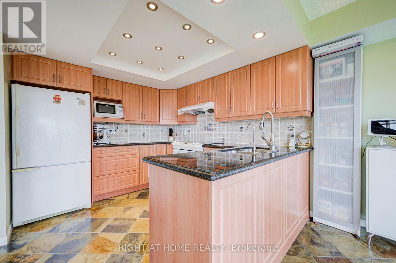 #2105 45 KINGSBRIDGE GARDEN CIRCLE - 19