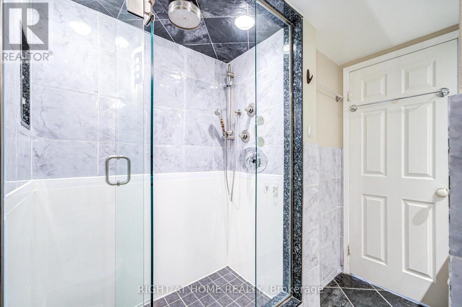 #2105 45 KINGSBRIDGE GARDEN CIRCLE - 27