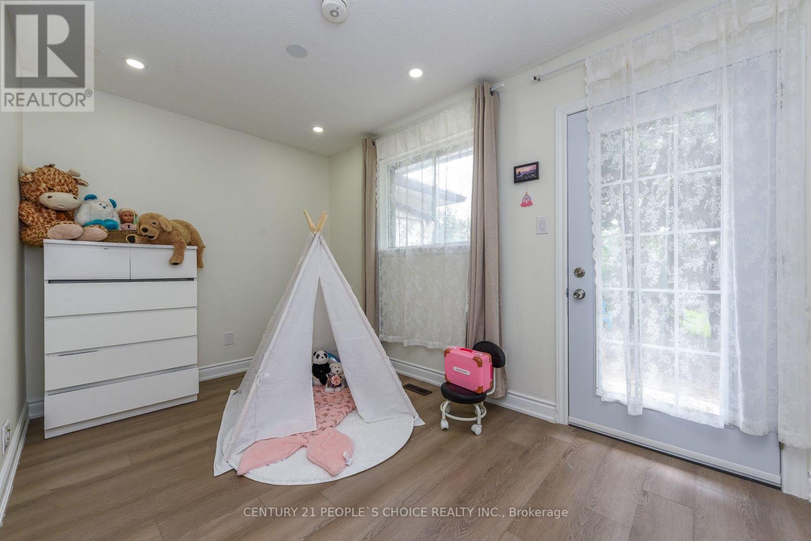 8 FIDELIA CRESCENT - 18