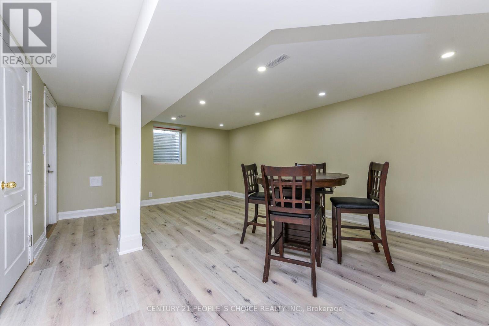 8 FIDELIA CRESCENT - 32