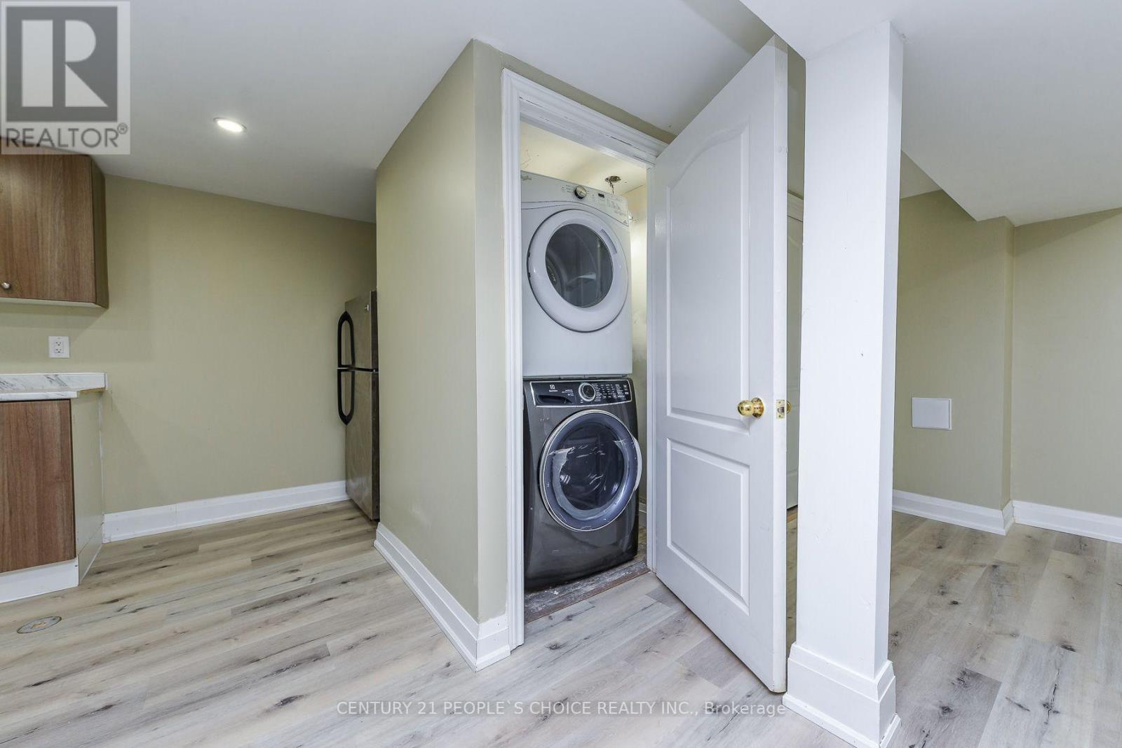 8 FIDELIA CRESCENT - 33