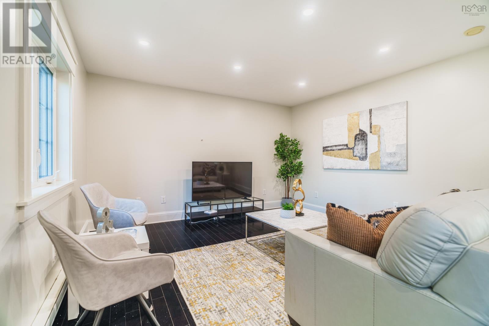 11 Laurentian Drive - 13