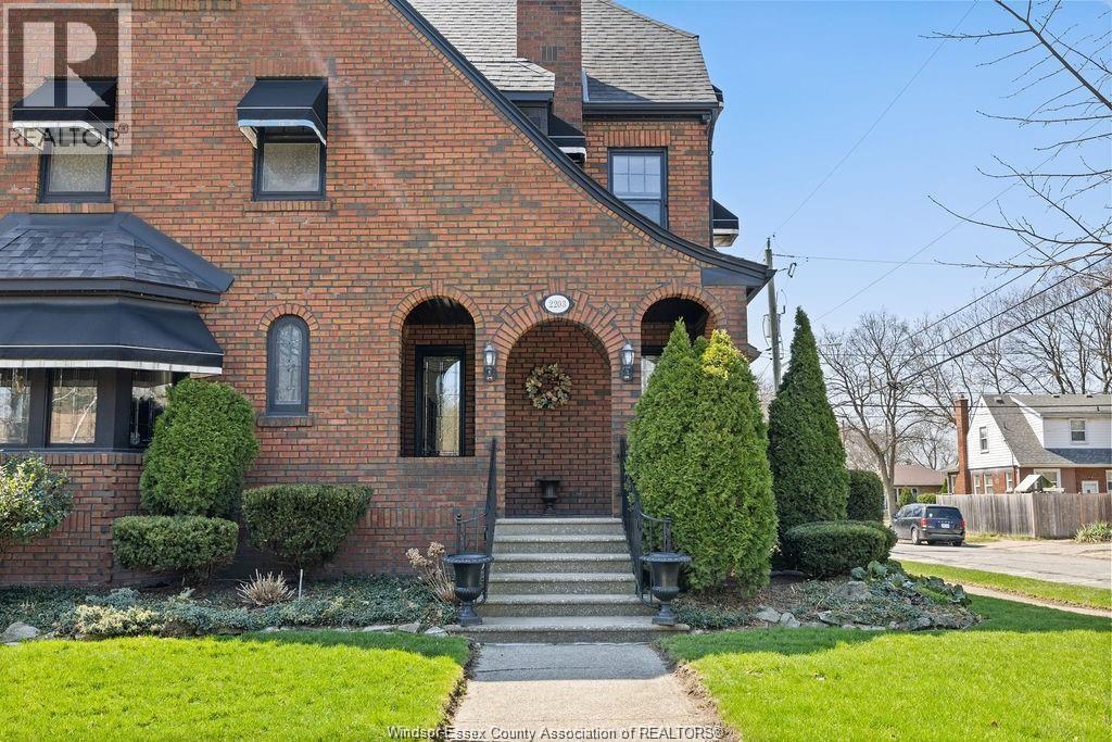 2203 VICTORIA - 3