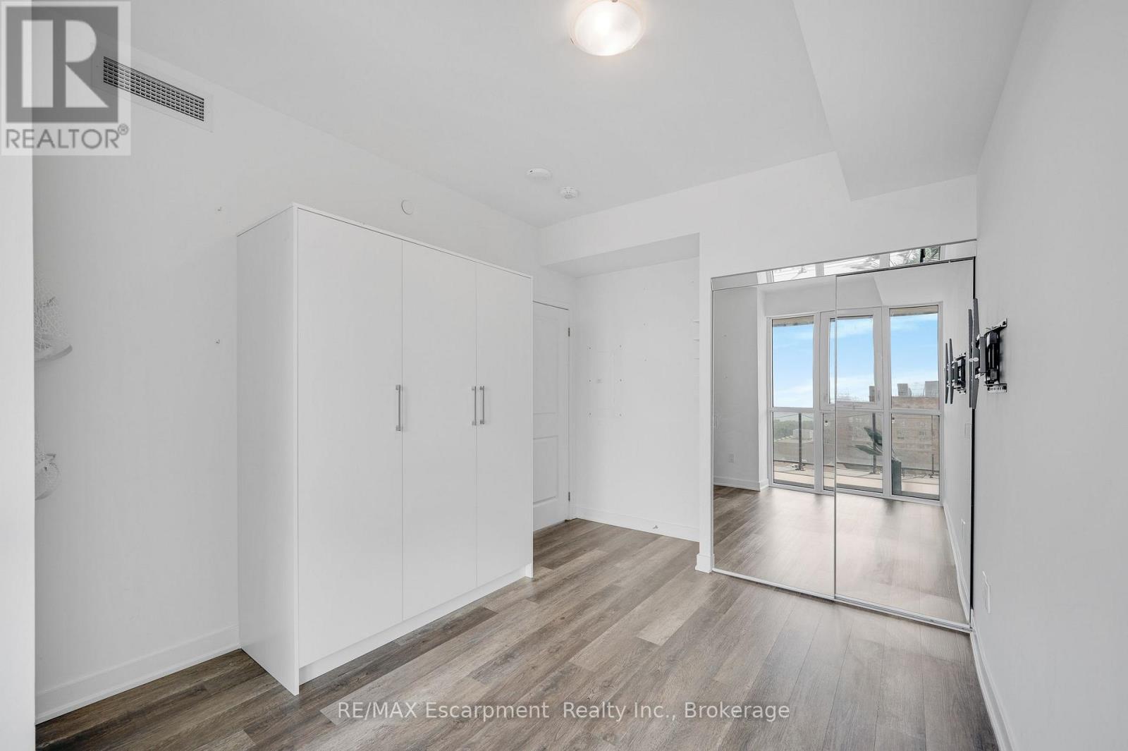 #704 2007 JAMES STREET - Image 23