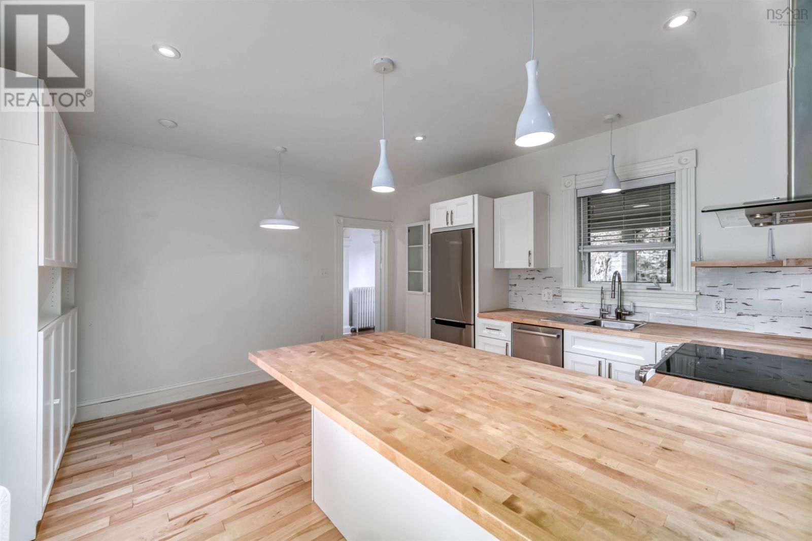 1745 Victoria Street - 20