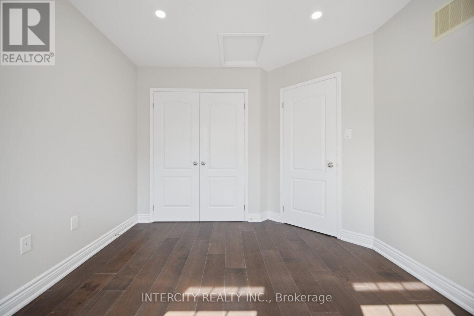 55 LOFTSMOOR DRIVE - 37