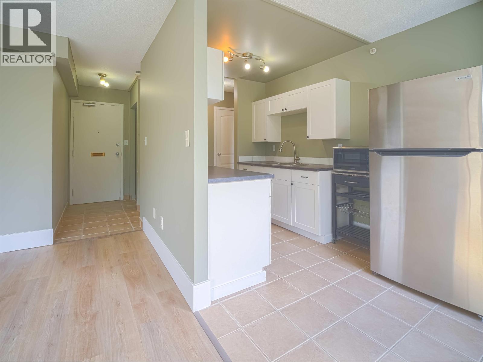 #406 1501 QUEENSWAY STREET - 3