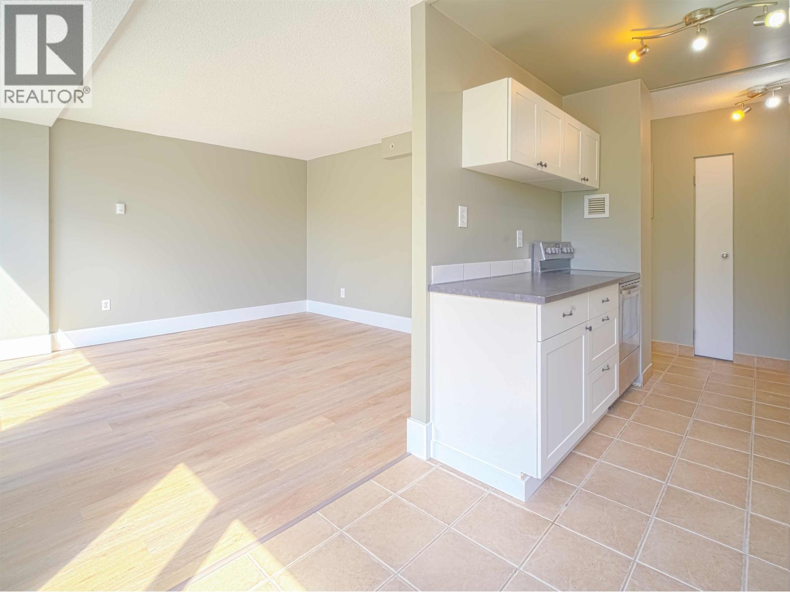 #406 1501 QUEENSWAY STREET - 6