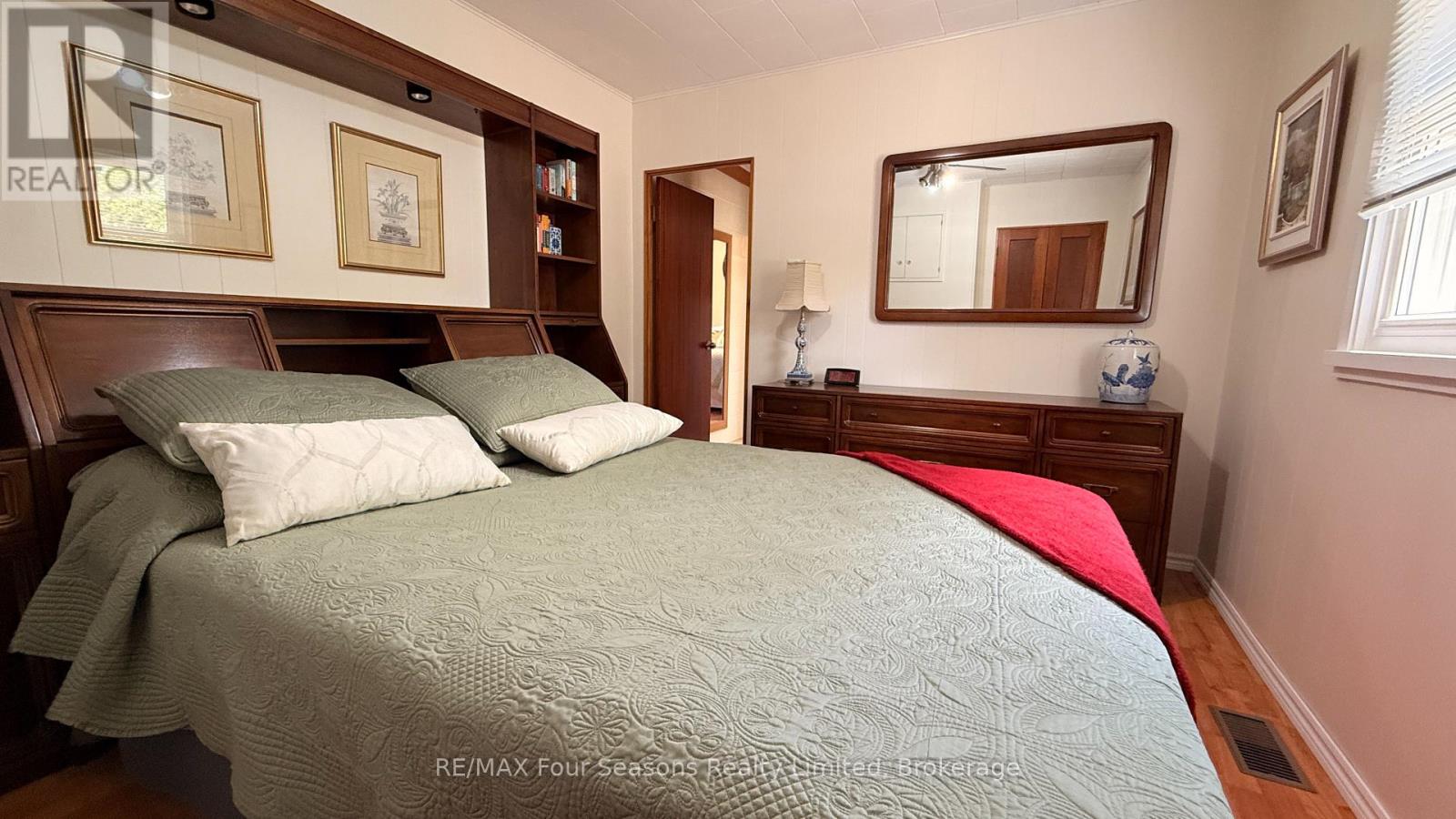 52 SHORE DRIVE - 28
