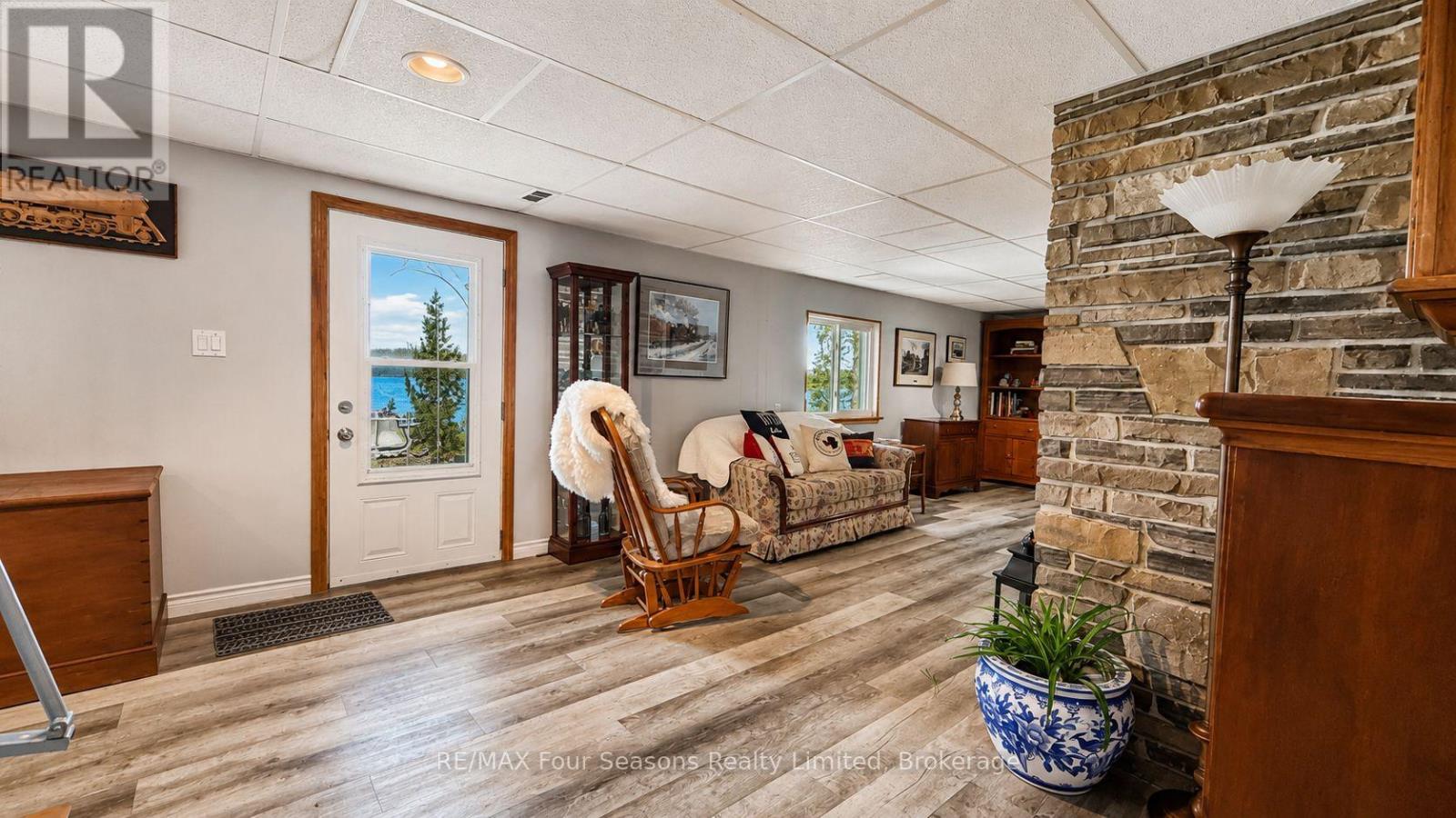 52 SHORE DRIVE - 32
