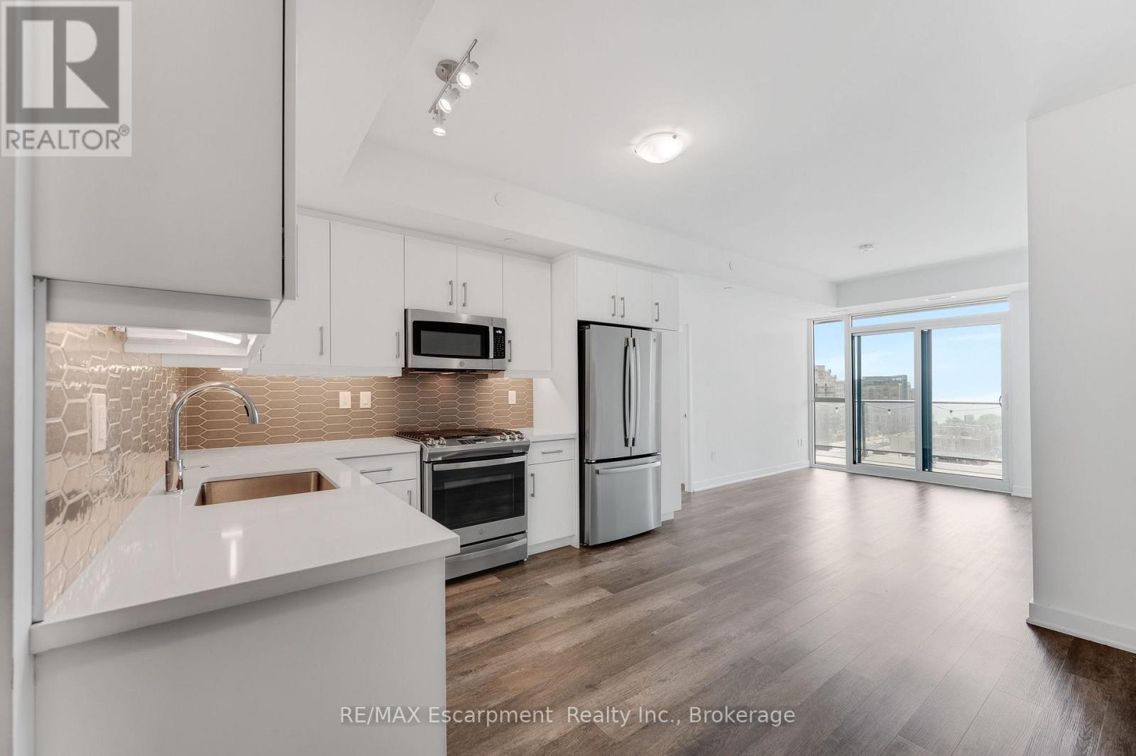 #704 2007 JAMES STREET - Image 6
