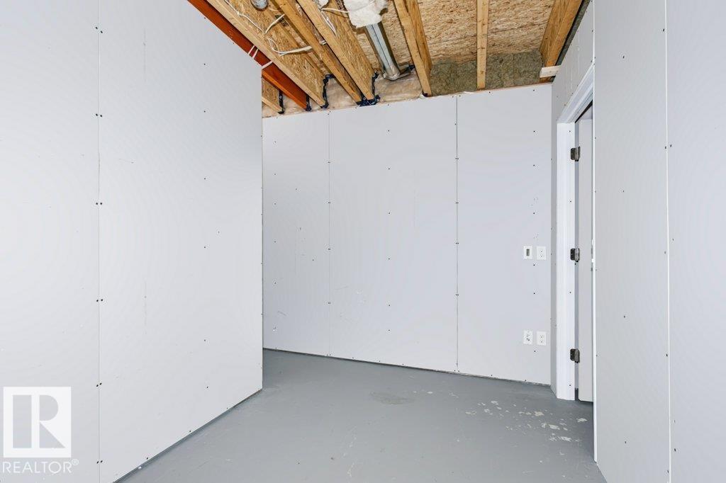 #27 4205 30 ST NW - 32