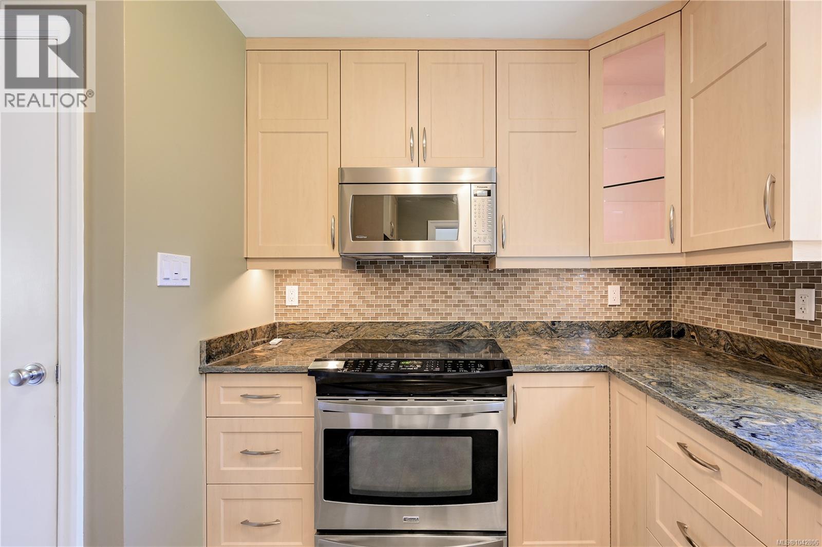 3341 Rolston Cres, Saanich