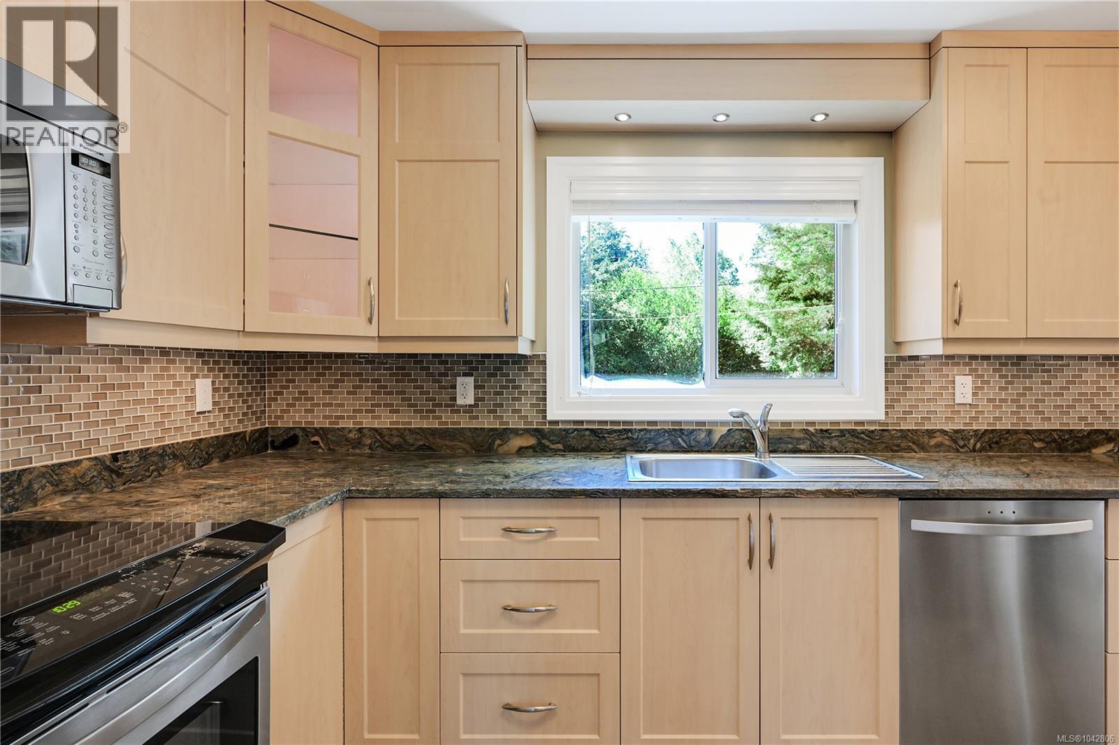 3341 Rolston Cres, Saanich