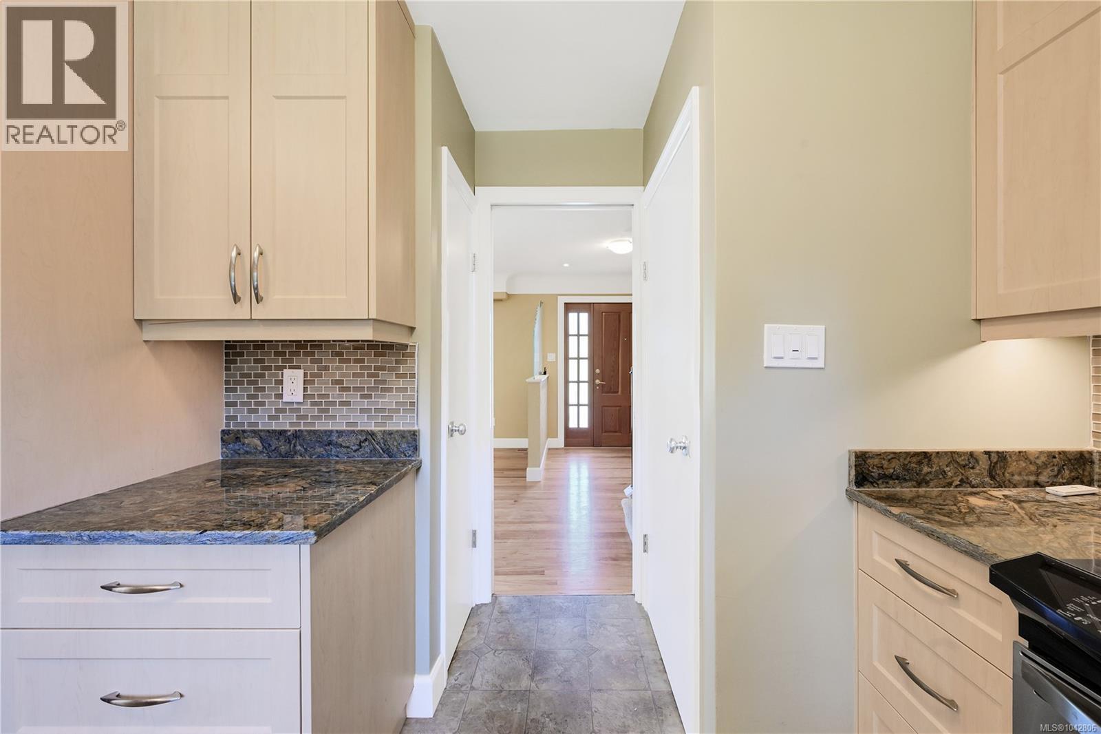 3341 Rolston Cres, Saanich