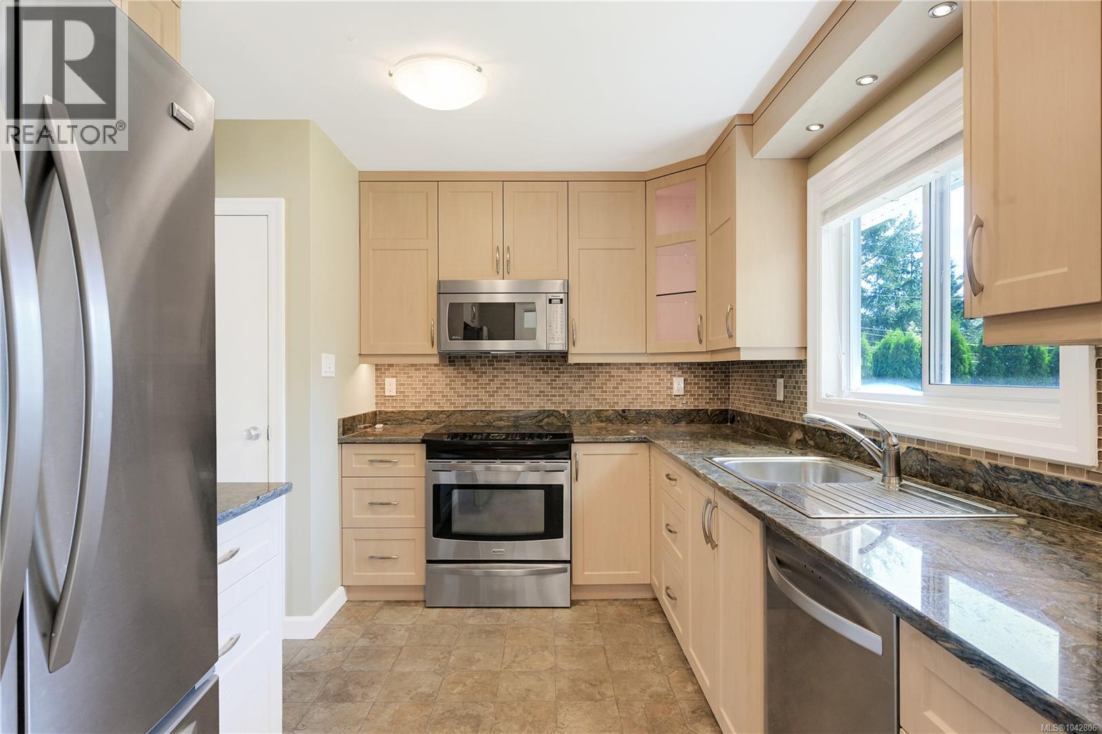 3341 Rolston Cres, Saanich