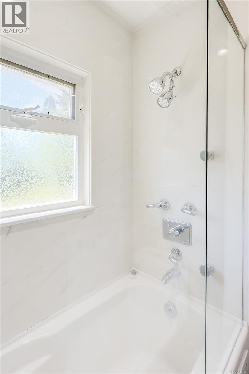 3341 Rolston Cres, Saanich