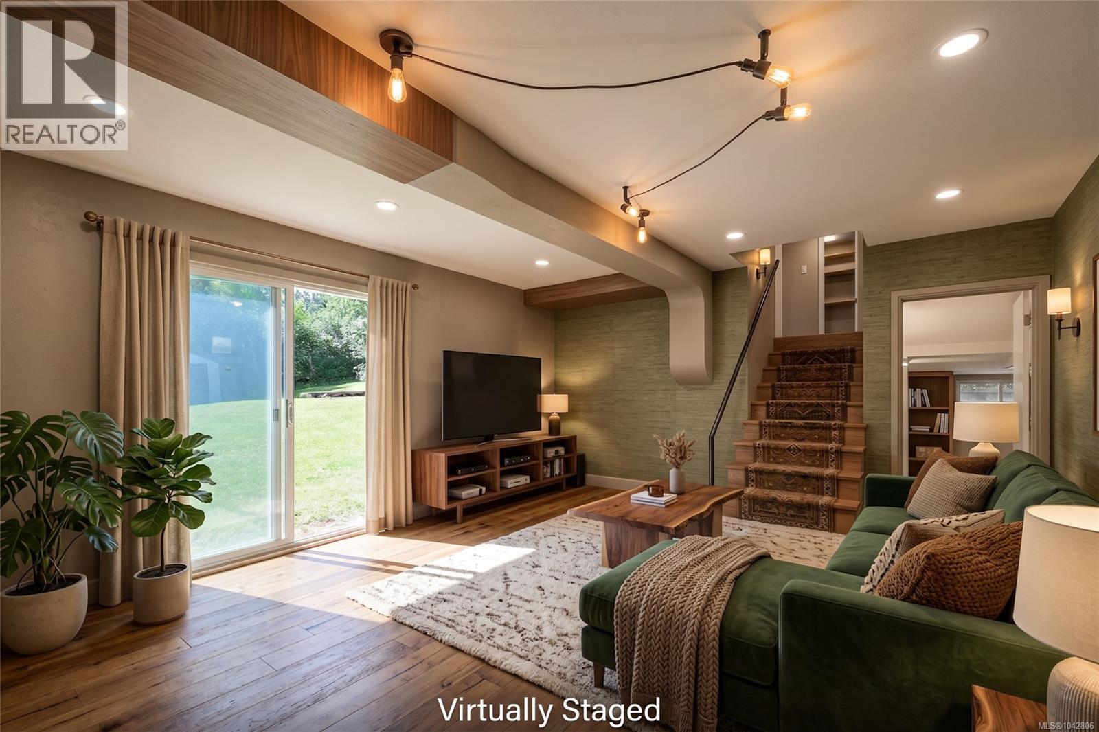 3341 Rolston Cres, Saanich
