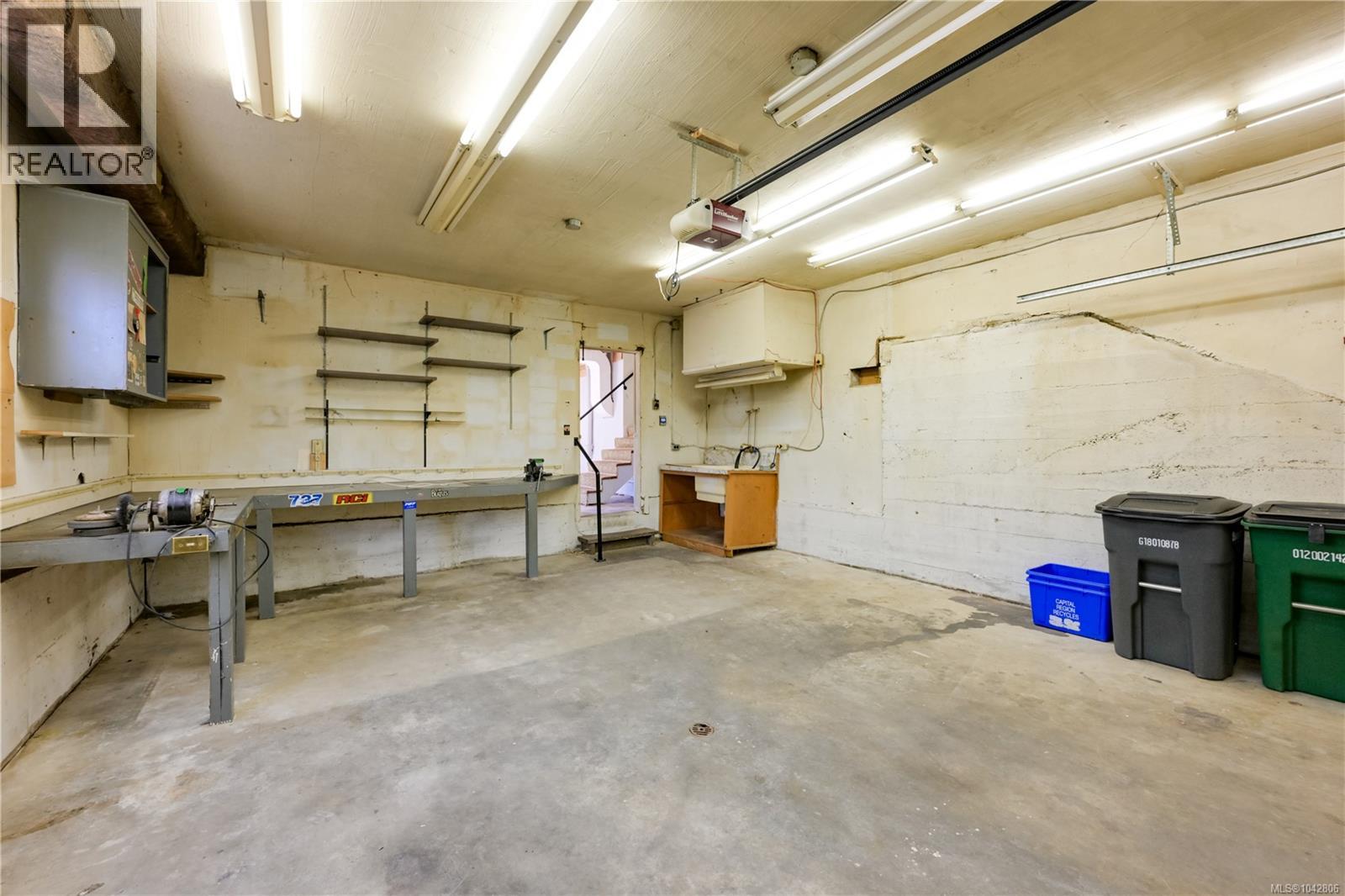 3341 Rolston Cres, Saanich
