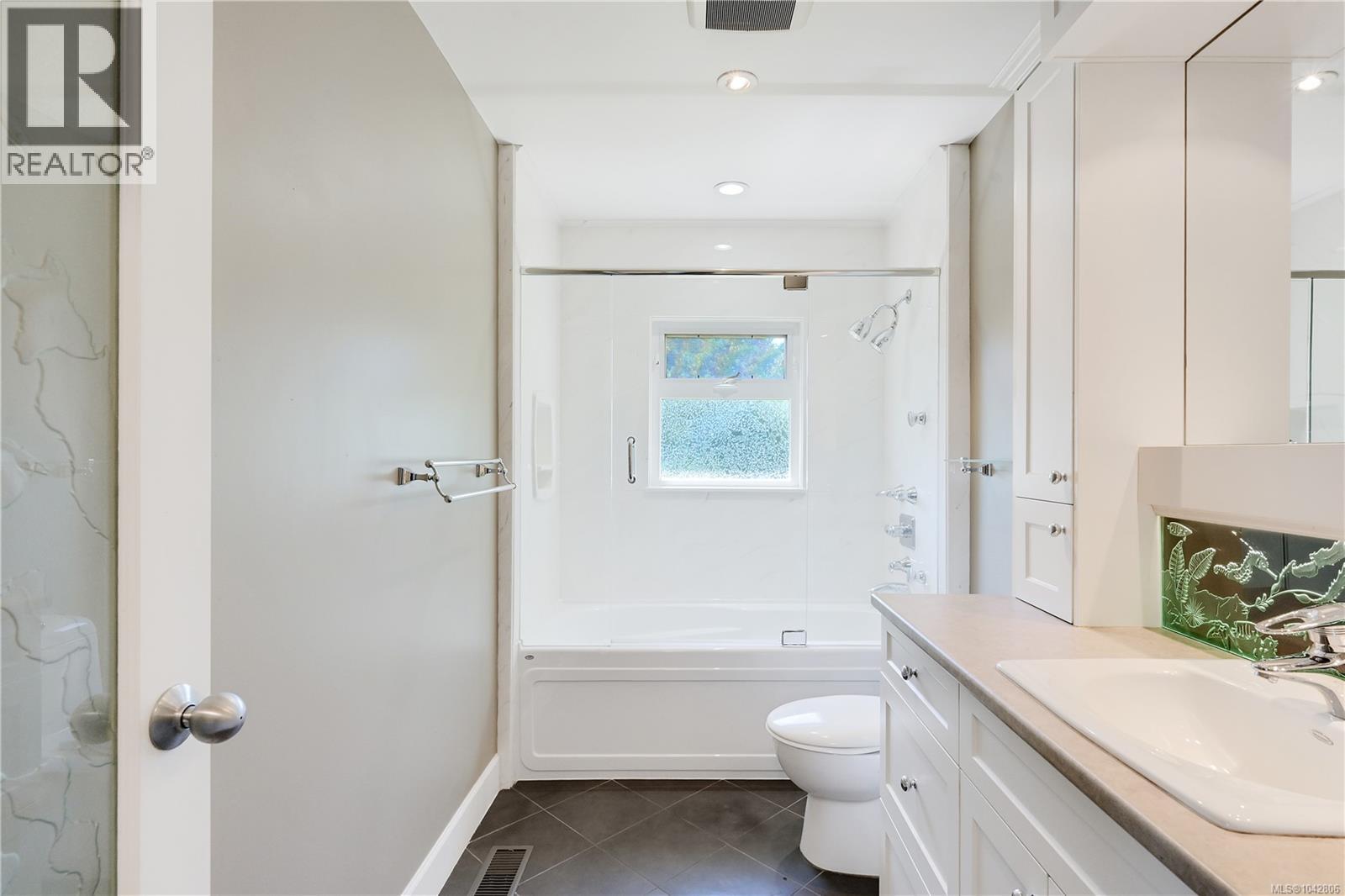 3341 Rolston Cres, Saanich