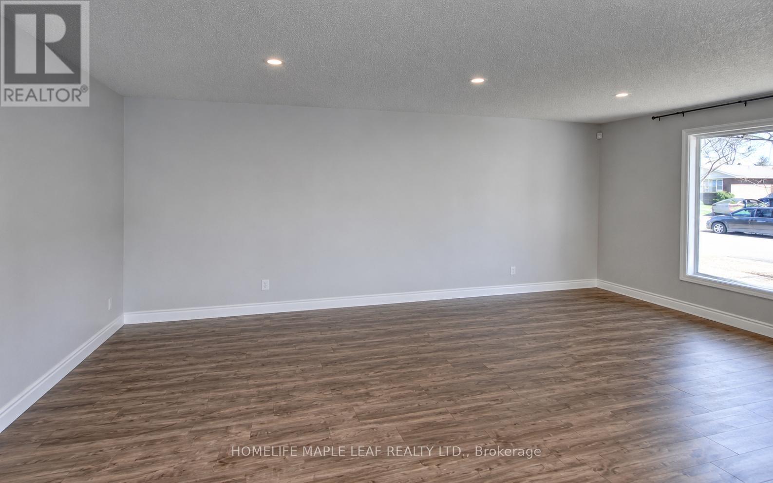 23 BARRETT CRESCENT - 4