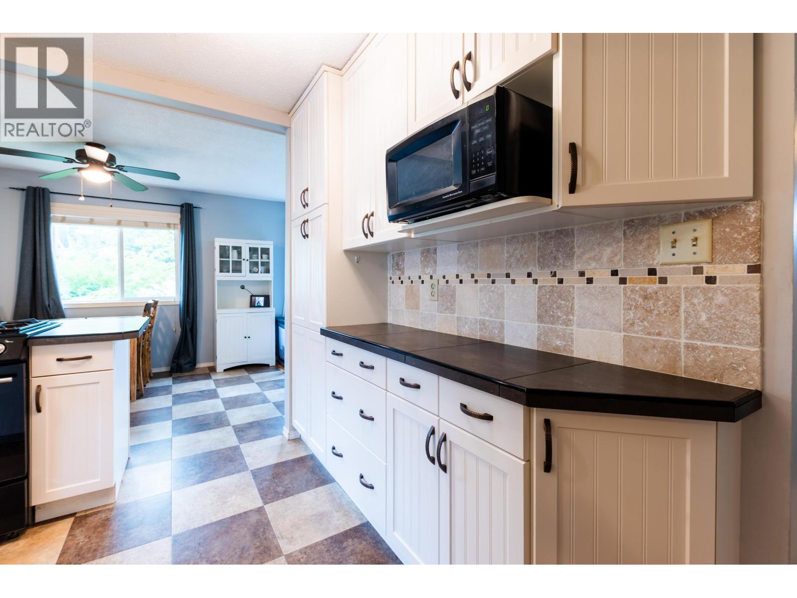 2750 OAK STREET - 7