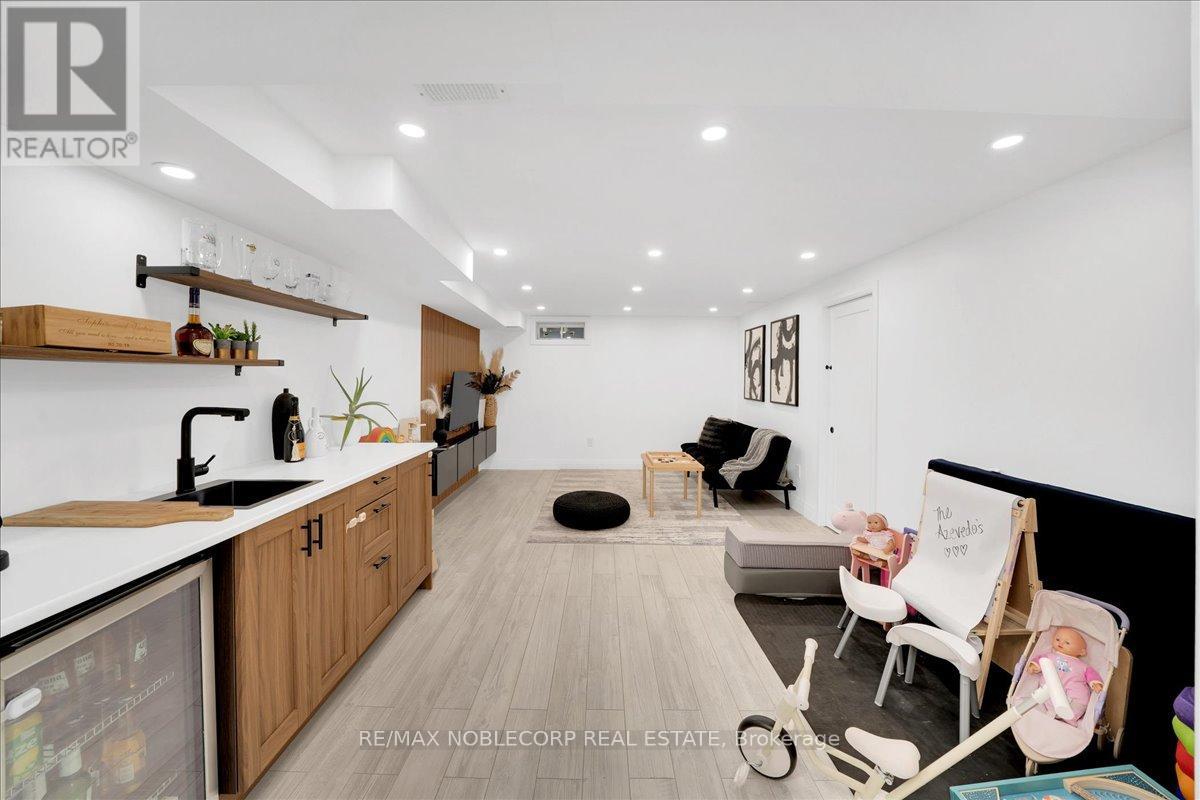 18 GHENT DRIVE - 28