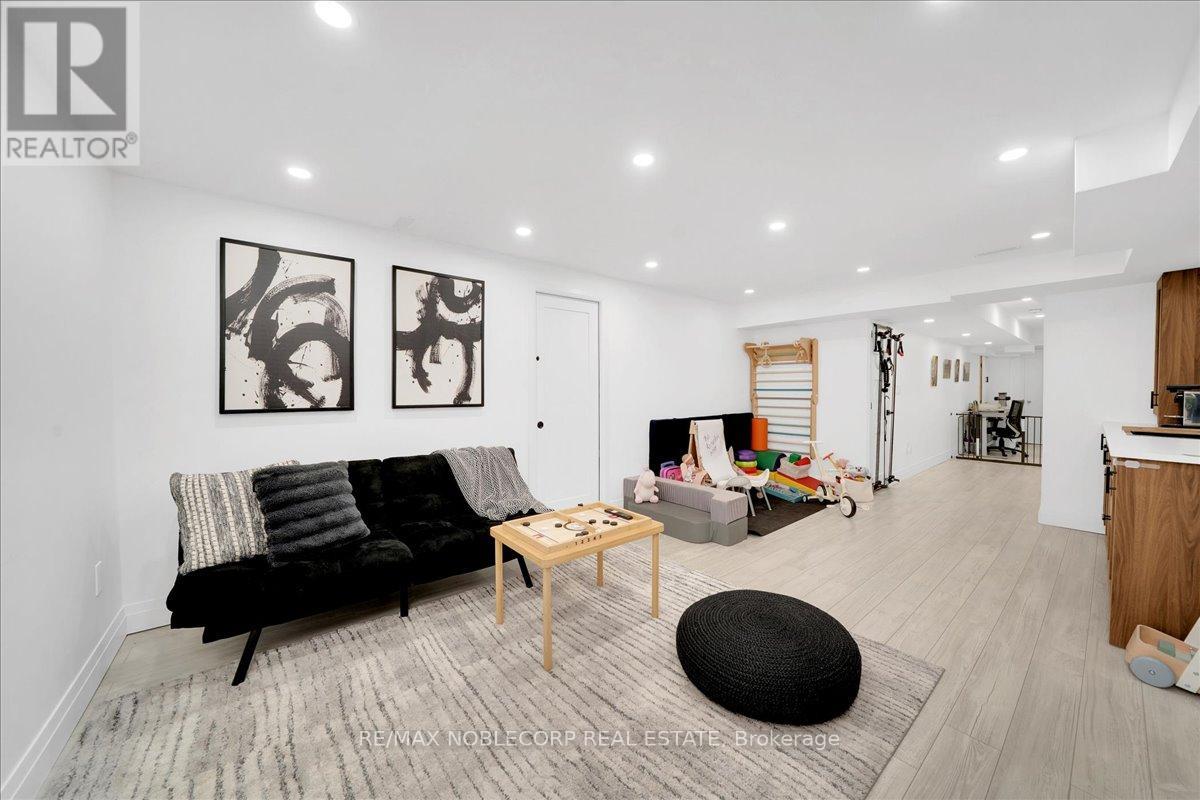 18 GHENT DRIVE - 32