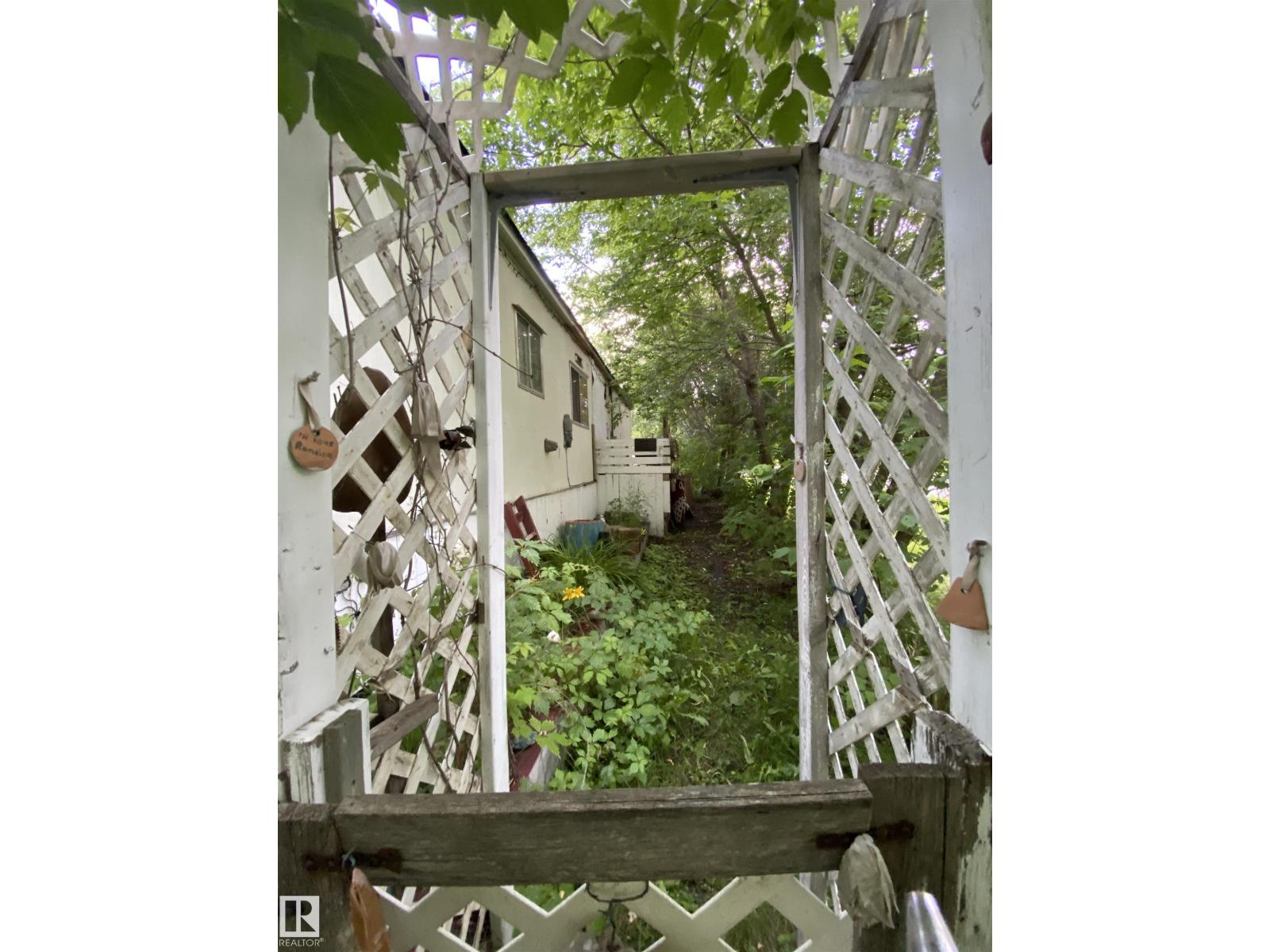 4901 51 ST - 21