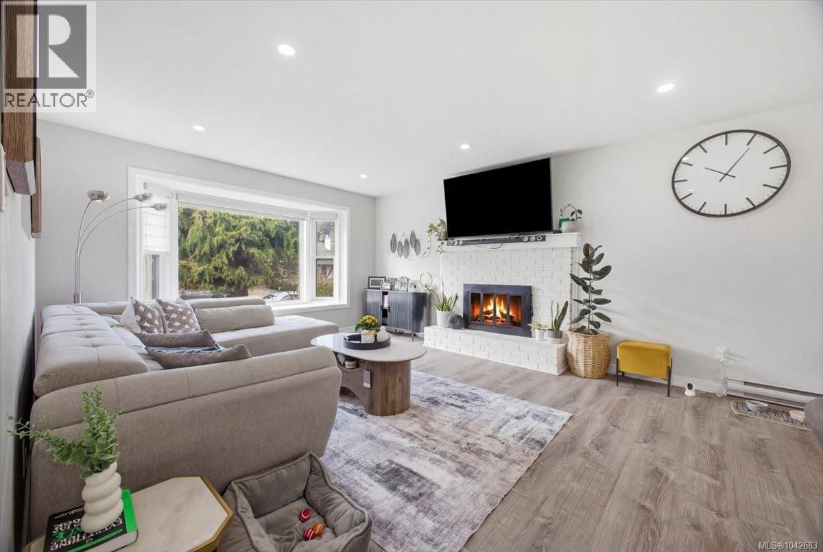 2079 Bay St - 11