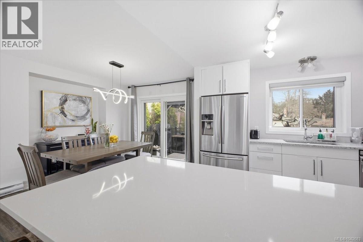2079 Bay St - 17