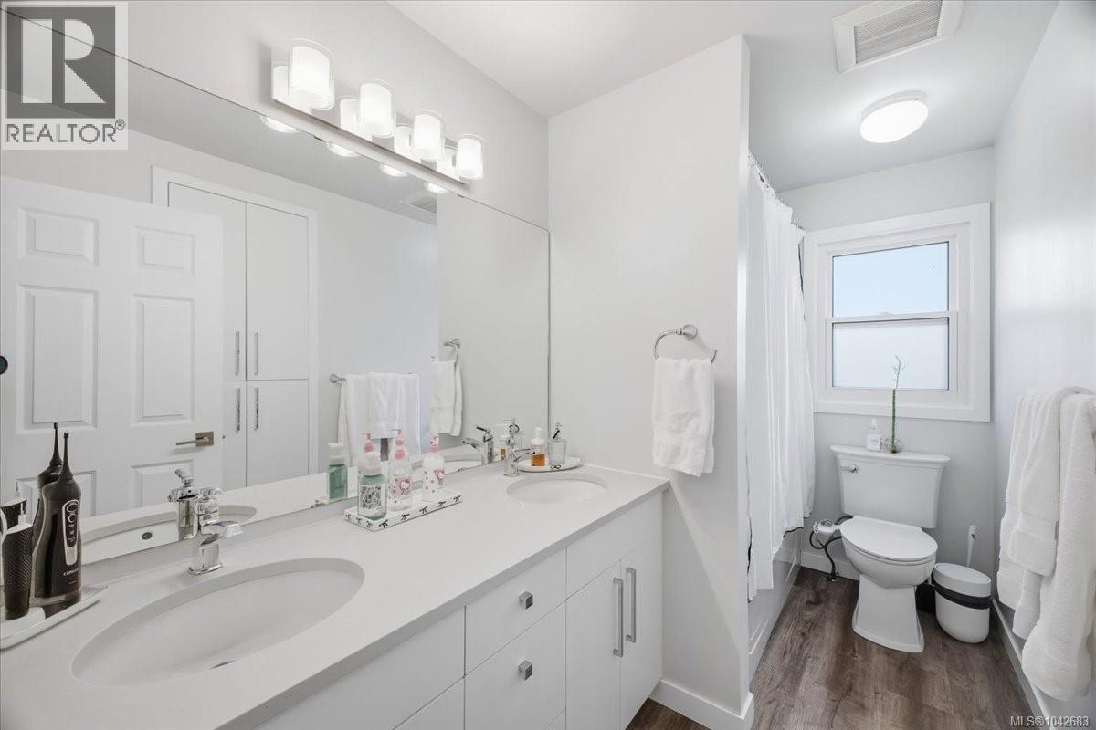 2079 Bay St - 25