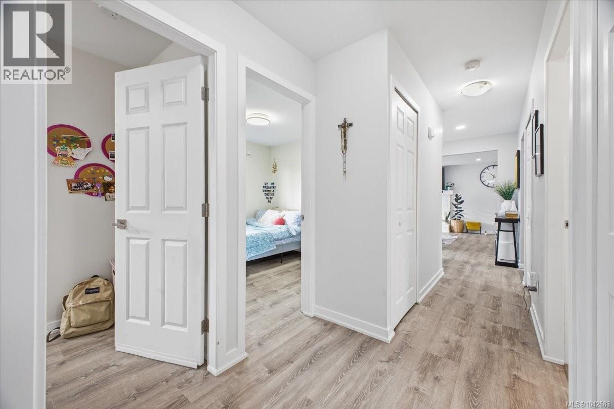 2079 Bay St - 31